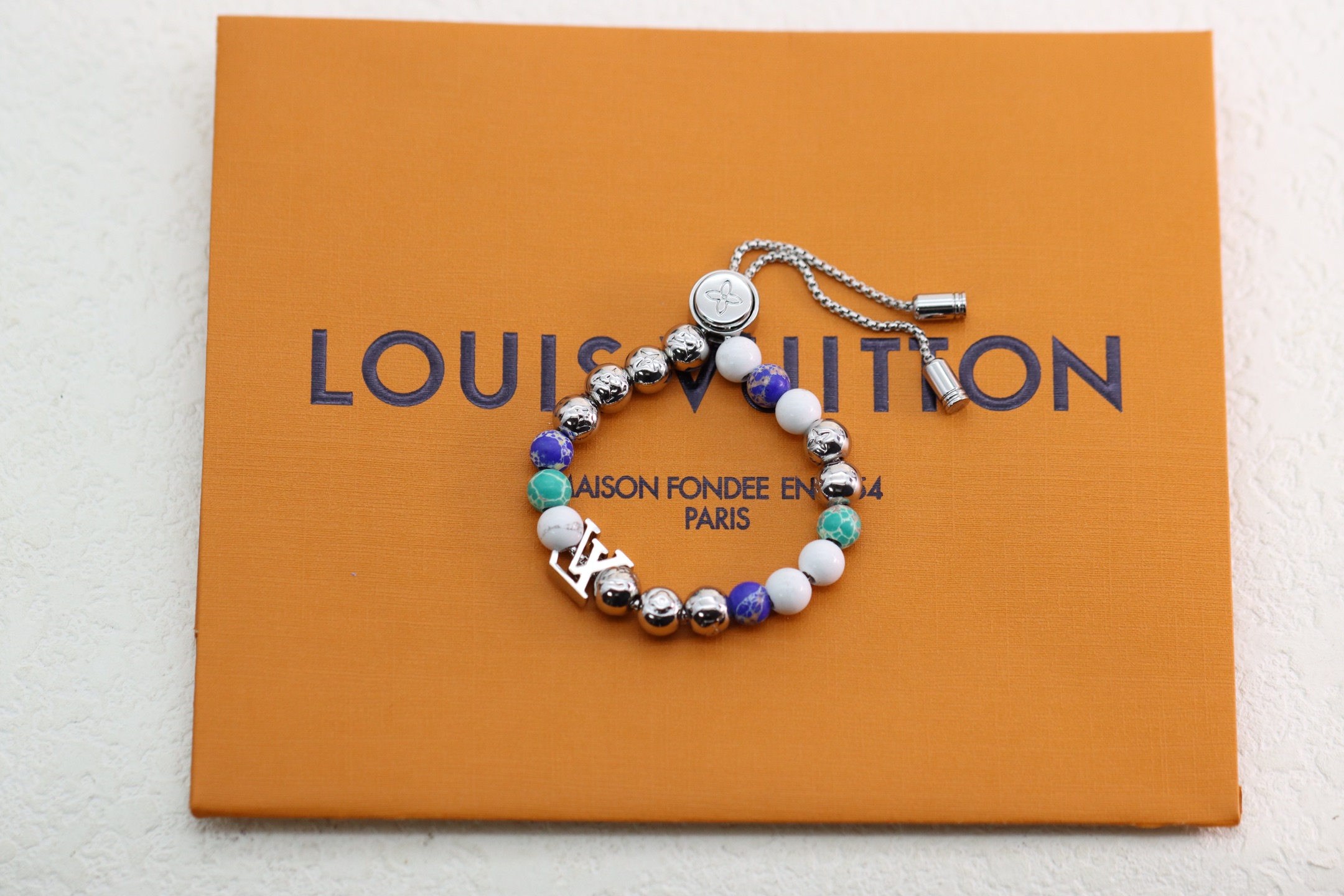 NO:361635,Louis Vuitton Sunrise Silver Blue and Green Beaded Bracelet Bracelet fixes LV letter decoration and bright color beads to adjustable chains to inject a pleasant atmosphere into casual wear. LV Sunrise series also has necklaces and earrings. Chain length 16-26 cm (adjustable), Lv bracelet, louis vuitton, louis vuitton, earrings, necklace, bracelet19860909Louis Vuitton Sunrise 银色蓝绿串珠手链 手链将 LV 字母装饰和亮彩串珠固定于可调节链条,为闲适着装注入愉悦气息.LV Sunrise 系列另有项链和耳环可选. 链长16-26厘米（可调节）,Lv手链,louis vuitton,louis vuitton,earrings,necklace,bracelet,Jewelry