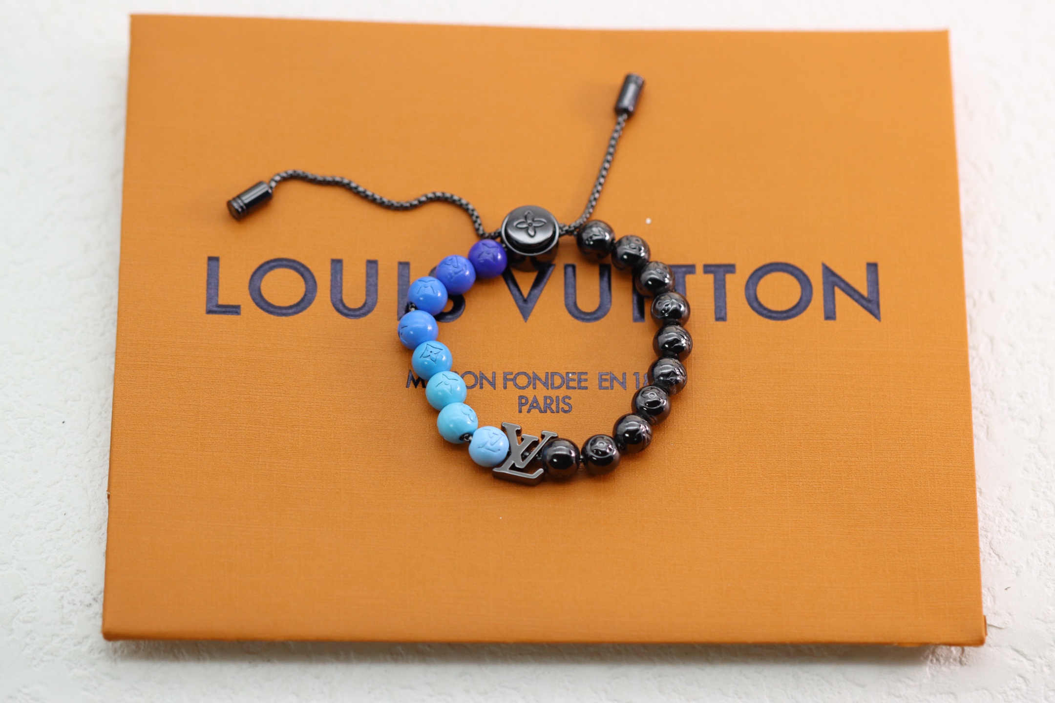 NO:361539,Louis Vuitton Sunrise Gradient Blue Beaded Bracelet Bracelet fixes LV letter decoration and blue beads to adjustable chains to inject a pleasant atmosphere into casual wear. LV Sunrise series also has necklaces and earrings. Chain length 16-26 cm (adjustable), Lv bracelet, louis vuitton, louis vuitton, earrings, necklace, bracelet19860909Louis Vuitton Sunrise 渐变蓝串珠手链 手链将 LV 字母装饰和蓝色串珠固定于可调节链条,为闲适着装注入愉悦气息.LV Sunrise 系列另有项链和耳环可选. 链长16-26厘米（可调节）,Lv手链,louis vuitton,louis vuitton,earrings,necklace,bracelet,Jewelry