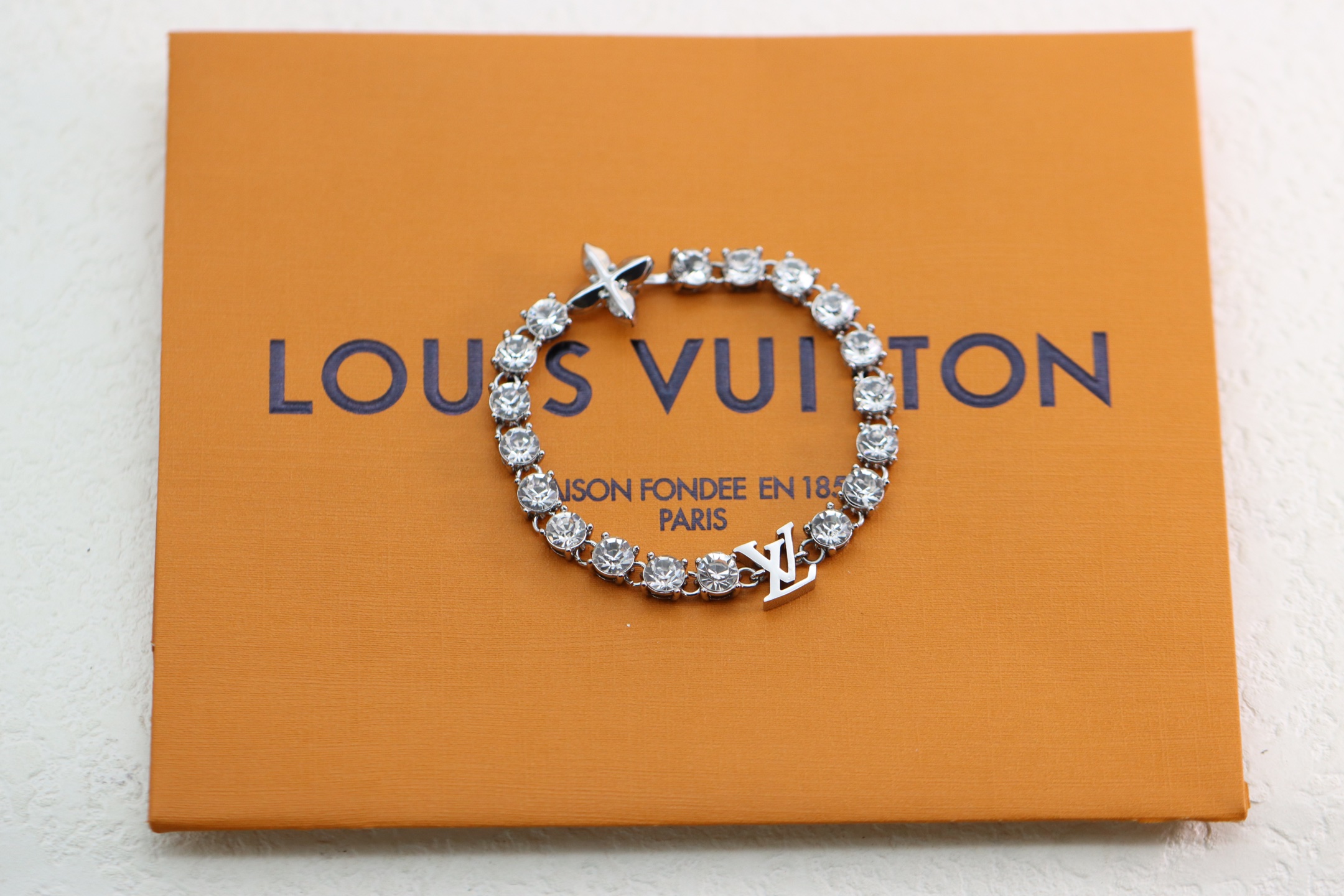 NO:361517,Louis Vuitton LV Silver Diamond Floral Letter Bracelet LV Crystal Bracelet hand-set with round cut zircon in polished metal chain rings, sparkling brightly in the manners. LV letter decoration and Monogram floral inscription hook buckle perfect details.,Lv bracelet,louis vuitton,louis vuitton,bracelet19860909路易威登LV 银色满钻花卉字母手链 LV Crystal 手链将圆形切割锆石以手工镶嵌于抛光金属链环,在举止间闪烁璀璨光芒.LV 字母装饰和 Monogram 花卉铭纹钩扣完善细节.,Lv手链,louis vuitton,louis vuitton,bracelet,Jewelry