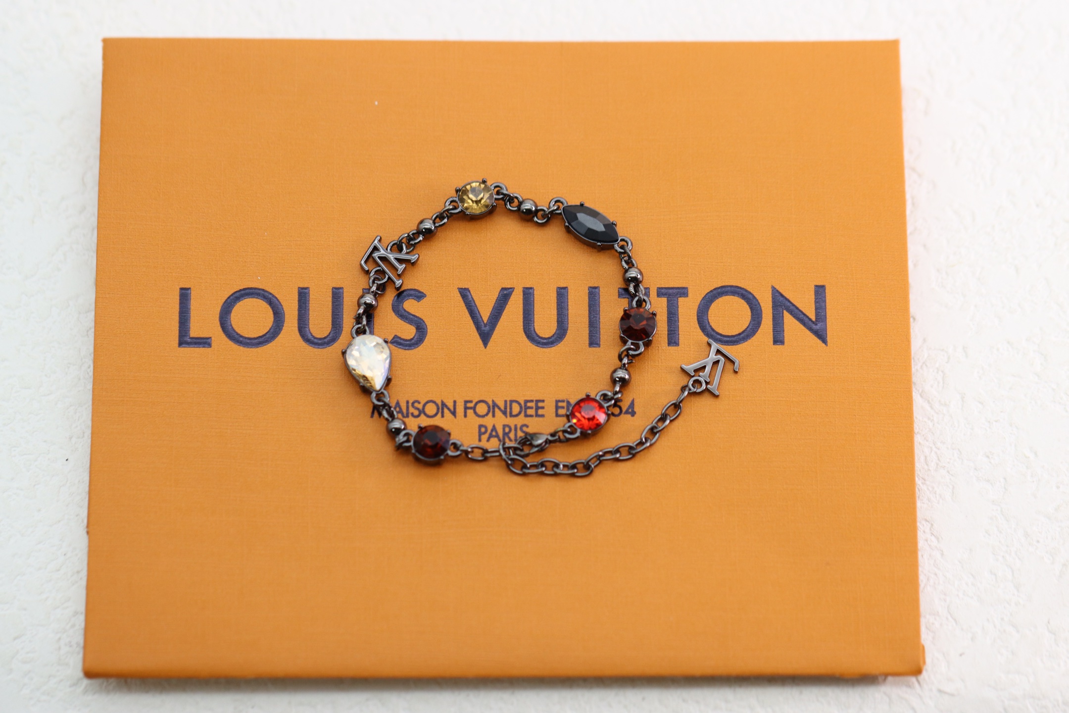 NO:361693,Louis Vuitton LV Black Light Crystal Couple Bracelet Light Bracelet inlaids a huge round-cut zircon into a metal chain, echoing the seasonal ready-to-wear series with colorful colors. LV logo embellishes adjustable chain.,Lv bracelet,louis vuitton,louis vuitton,bracelet19860909路易威登 LV 黑色Light水晶 情侣手链 Light 手链将硕大的圆形切割锆石镶嵌于金属链条,以斑斓华彩呼应当季成衣系列.LV 标识点缀可调节链条.,Lv手链,louis vuitton,louis vuitton,bracelet,Jewelry