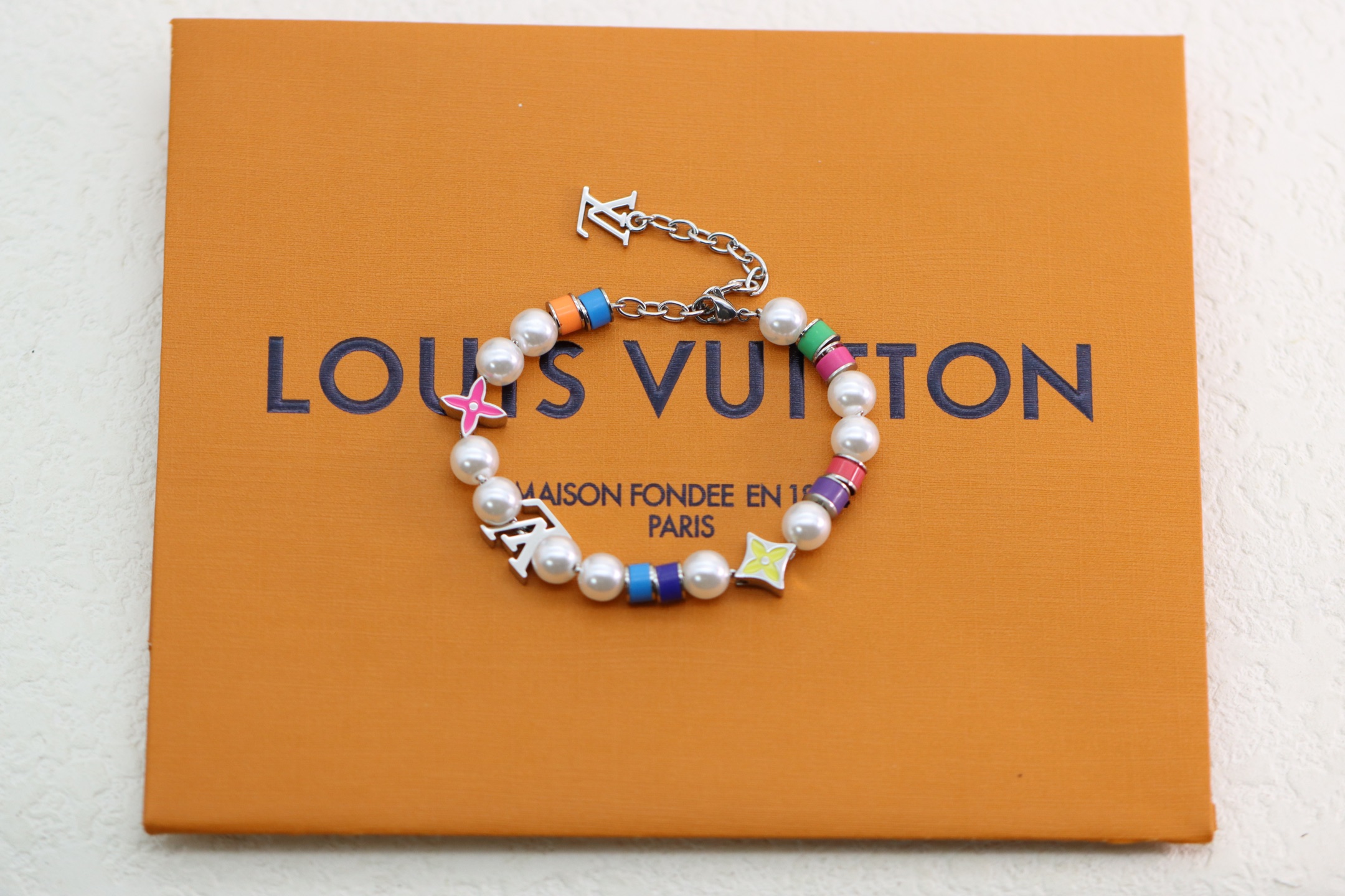 NO:361528,Louis Vuitton LV colored enamel floral t crystal bracelet mng arl rty bracelet lively interprets the brand, with adjustable chains stringed resin beads and bright beads to highlight the colorful monogram flowers and lv letters brushed with silk-brushed treatment to add a bright temperament, Lv bracelet, louis vuitton, louis vuitton, bracelet19860909路易威登 LV 彩色珐琅花卉t水晶手链 mng arl rty 手链灵动演绎品牌,以可调节链条串起树脂饰珠和鲜明串珠,烘托缤纷monogram 花卉和 lv 字母 拉丝处理平添英朗气度,Lv手链,louis vuitton,louis vuitton,bracelet,Jewelry