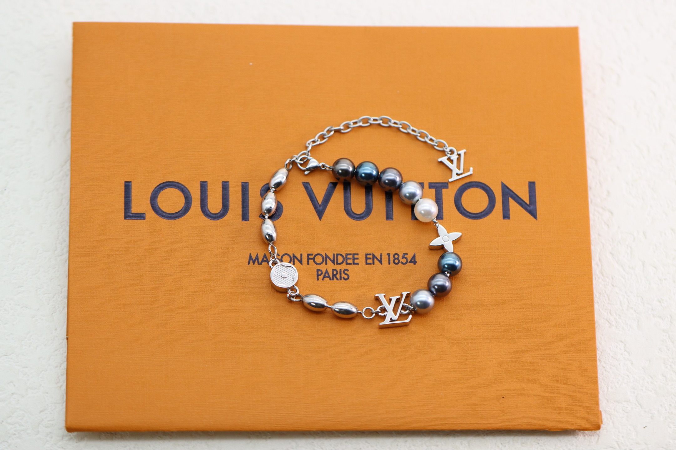 NO:361529,LV Louis Vuitton Pearls Blue Pearl Floral Bracelet Pearls Fusion Bracelet creates an asymmetric design with metal beads and glass beads, interspersing Monogram floral inscriptions and LV elements to slowly reveal Dandy style. LV letters embellish the adjustable chain, which can be matched with other items in the same series to show the cool interpretation of beads, Lv bracelet, louis vuitton, louis vuitton, bracelet19860909LV路易威登 Pearls 蓝色珍珠花卉手链 Pearls Fusion手链以金属串珠和玻璃珠饰营造不对称设计,将 Monogram花卉铭纹装饰和LV元素穿插其间, 缓缓流露丹迪风尚. LV字母点缀可调节链条,可搭配同系列其他单品,展现珠饰的飒爽演绎,Lv手链,louis vuitton,louis vuitton,bracelet,Jewelry