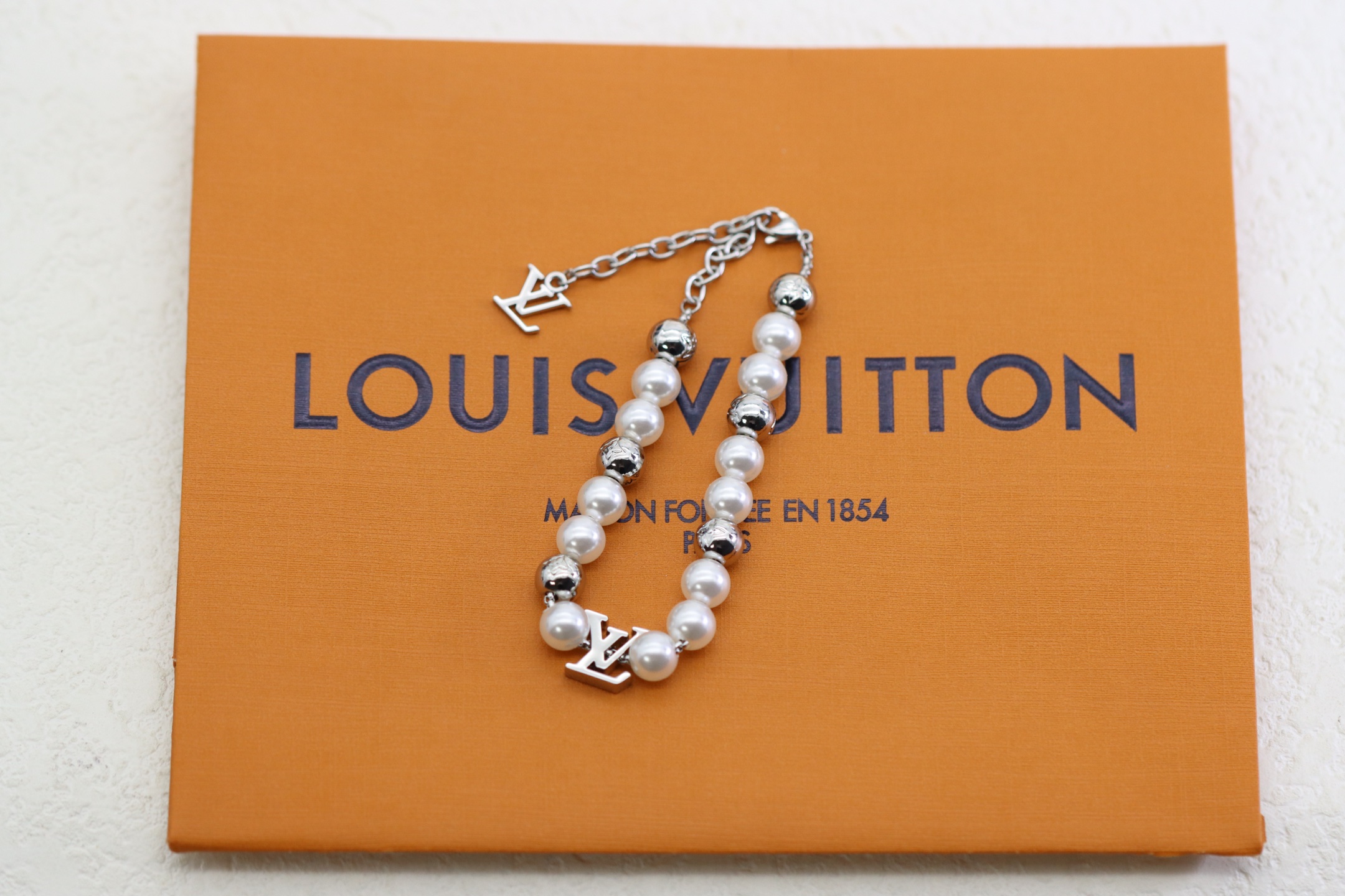 NO:361518,LV Louis Vuitton Pearls White Pearl Floral Bracelet Pearls Fusion Bracelet creates an asymmetric design with metal beads and glass beads, interspersing Monogram floral inscription decoration and LV elements. LV letters embellish the adjustable chain, which can be matched with other items in the same series to show the cool interpretation of beads. Lv bracelet, louis vuitton, louis vuitton, bracelet19860909LV路易威登 Pearls 白色珍珠花卉手链 Pearls Fusion手链以金属串珠和玻璃珠饰营造不对称设计,将 Monogram花卉铭纹装饰和LV元素穿插其间, LV字母点缀可调节链条,可搭配同系列其他单品,展现珠饰的飒爽演绎,Lv手链,louis vuitton,louis vuitton,bracelet,Jewelry