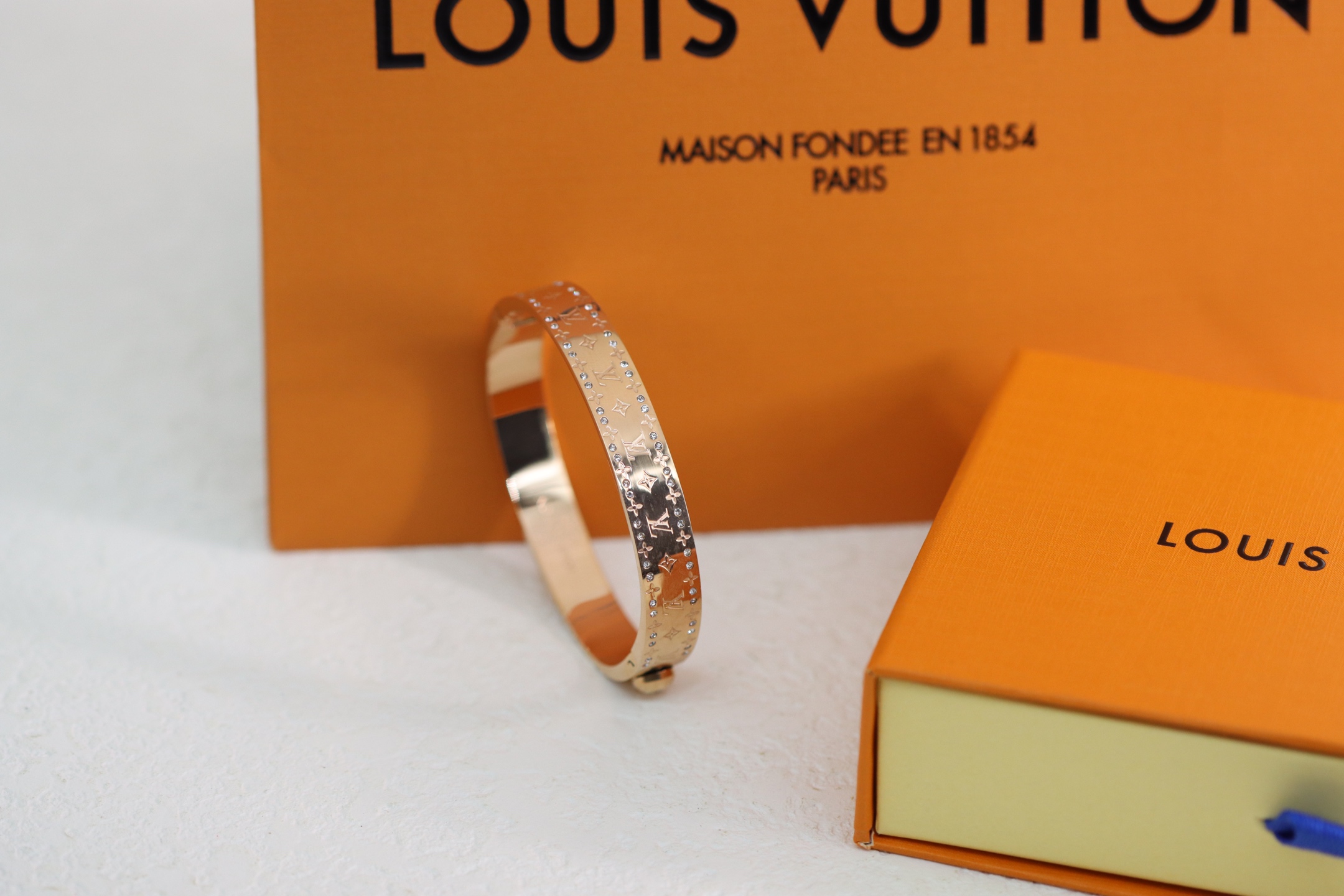 NO:361658,Lv Monogram Rose Gold Floral Letter Bracelet Collection of classic Monogram patterns and imitation crystal inlay designs, a wonderful close companion. This easy to mix and match stacked accessories will add a delicate and mature feeling to the look., Vca bracelet, louis vuitton, bracelet, bracelet19860909Lv Monogram 玫瑰金花卉字母手镯 汇集经典Monogram花纹与仿水晶镶嵌设计的精致手镯,美妙的贴身伴侣.此款易于混搭堆叠佩戴的配饰将为造型增添精致成熟之感.,Vca手链,louis vuitton,bracelet,bracelet,Jewelry