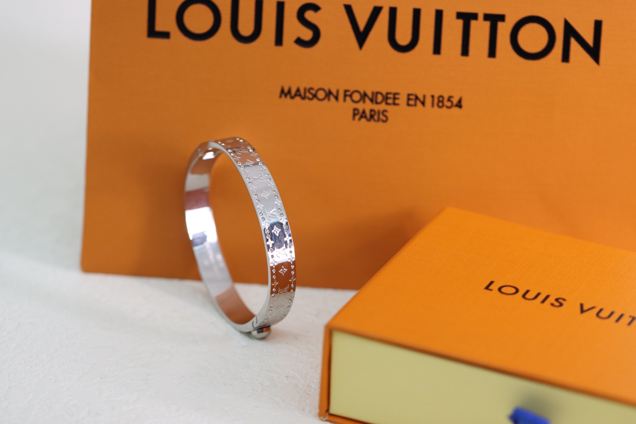 NO:361648,Lv Monogram Silver Floral Letter Bracelet A delicate bracelet that brings together classic Monogram pattern and imitation crystal inlay design, a wonderful close companion. This easy to mix and match stacked accessories will add a delicate and mature feeling to the look., Vca bracelet, louis vuitton, bracelet, bracelet19860909Lv Monogram 银色花卉字母手镯 汇集经典Monogram花纹与仿水晶镶嵌设计的精致手镯,美妙的贴身伴侣.此款易于混搭堆叠佩戴的配饰将为造型增添精致成熟之感.,Vca手链,louis vuitton,bracelet,bracelet,Jewelry
