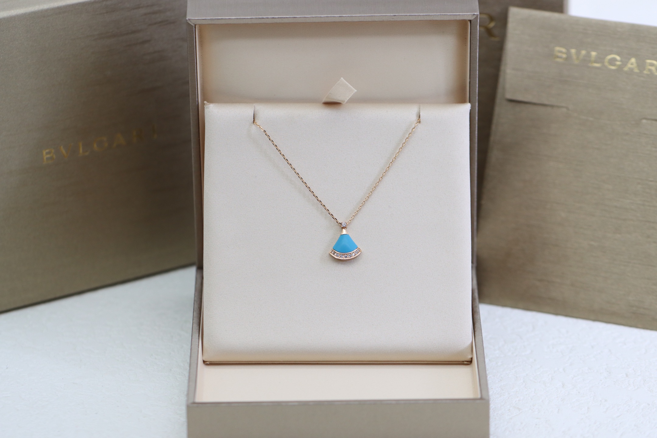 NO:766458,Bvlgari's blue turquoise skirt clavicle necklace with diamonds at the bottom. The Diva series contains design elements that are milestones in the history of Bvlgari. The classic fan-shaped silhouette perfectly interprets the graceful charm of women's sexuality and exudes a calm and elegant temperament!  The latest edition, Bvlgari necklace, bottega veneta, bvlgari, bvlgari, skirts, necklace19860909Bvlgari 底部伴钻蓝松石小裙子锁骨项 Diva系蕴列藏着格宝丽绚历丽史中有所里程碑的式设计要素、经的典扇形廓轮完美释诠了女的性曼妙神韵 散着发从容优的雅气质！ 最版高本,宝格丽项链,bottega veneta,bvlgari,bvlgari,skirts,necklace,Jewelry