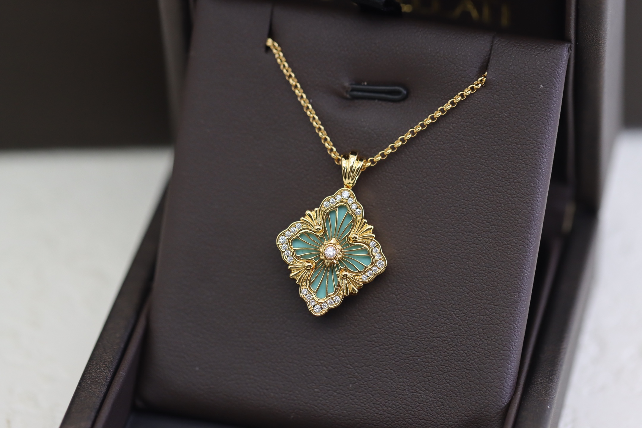 NO:361683,Bucceliti full-diamond blue four-leaf clover double-sided clavicle necklace Opera Tulle series works combine the iconic elements of Bucceliti and colorful gems. The design draws on the outline of the dome of the Roman four fountain San Carlo, the rose window above the main entrance of Busca's castle, and the decorative pattern on the top of the column of the Doge of the Venetian Doge. The chain length can be adjusted by 41cm-44cm (adjustable), Buccela, necklace19860909布契拉提 满钻蓝色四叶草双面 锁骨项链 Opera Tulle系列作品,融合了布契拉提的标志性元素与彩色宝石,设计分别借鉴了罗马四喷泉圣卡罗教堂穹顶的轮廓、布斯卡的城堡主入口上方的玫瑰花窗、以及威尼斯总督宫柱顶的装饰图案. 链长可调节41cm-44cm（可调节）,布契拉,necklace,Jewelry