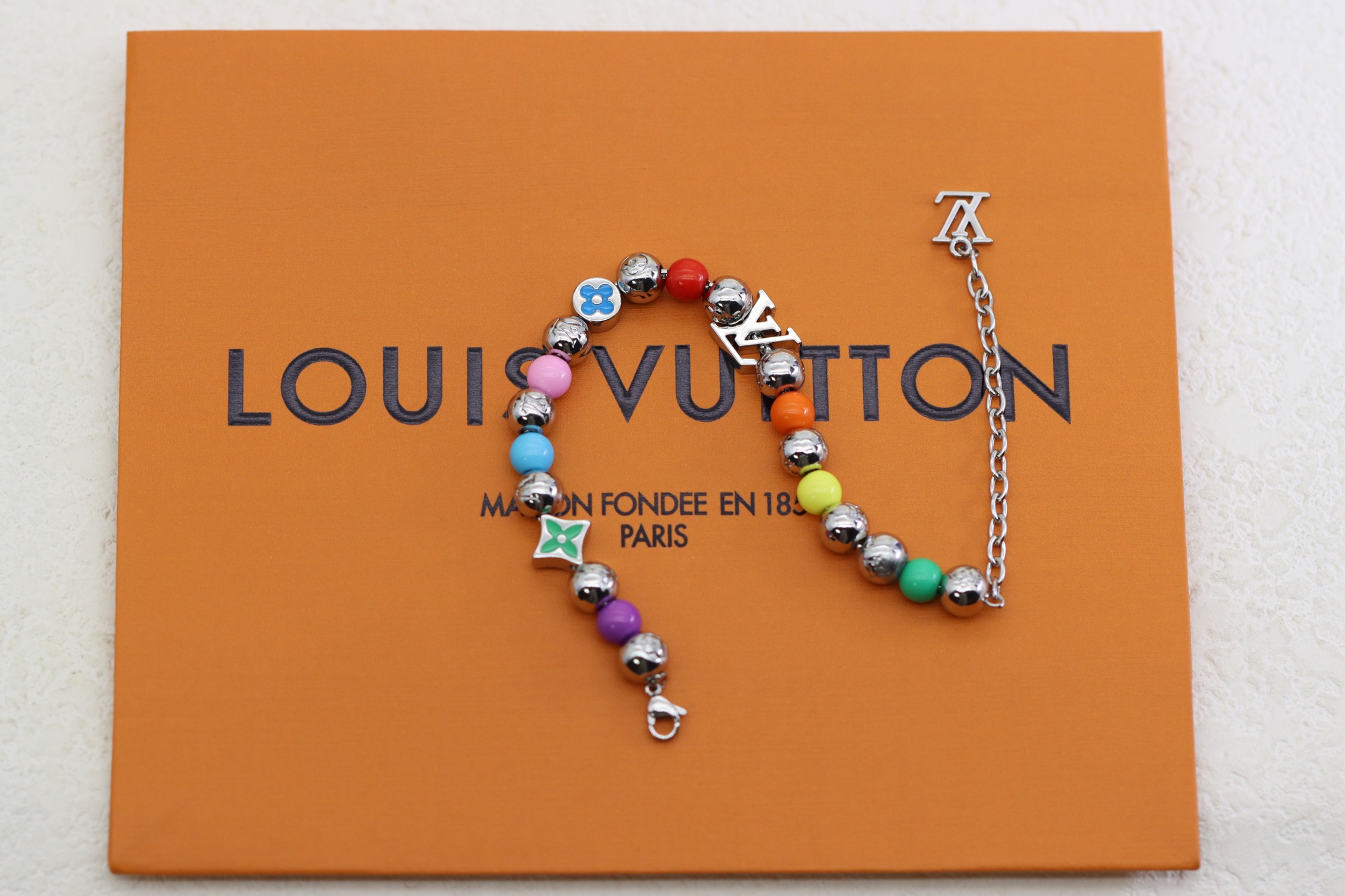 NO:361675,LV Louis Vuitton Pearls Enamel Four-leaf Crop Floral Bracelet Pearls Fusion Bracelet creates an asymmetric design with metal beads and glass beads, interspersing Monogram floral inscription decoration and LV elements. LV letters embellish the adjustable chain, which can be matched with other items in the same series to show the cool interpretation of beads. Lv bracelet, louis vuitton, louis vuitton, bracelet19860909LV路易威登 Pearls 珐琅四叶草花卉手链 Pearls Fusion手链以金属串珠和玻璃珠饰营造不对称设计,将 Monogram花卉铭纹装饰和LV元素穿插其间, LV字母点缀可调节链条,可搭配同系列其他单品,展现珠饰的飒爽演绎,Lv手链,louis vuitton,louis vuitton,bracelet,Jewelry