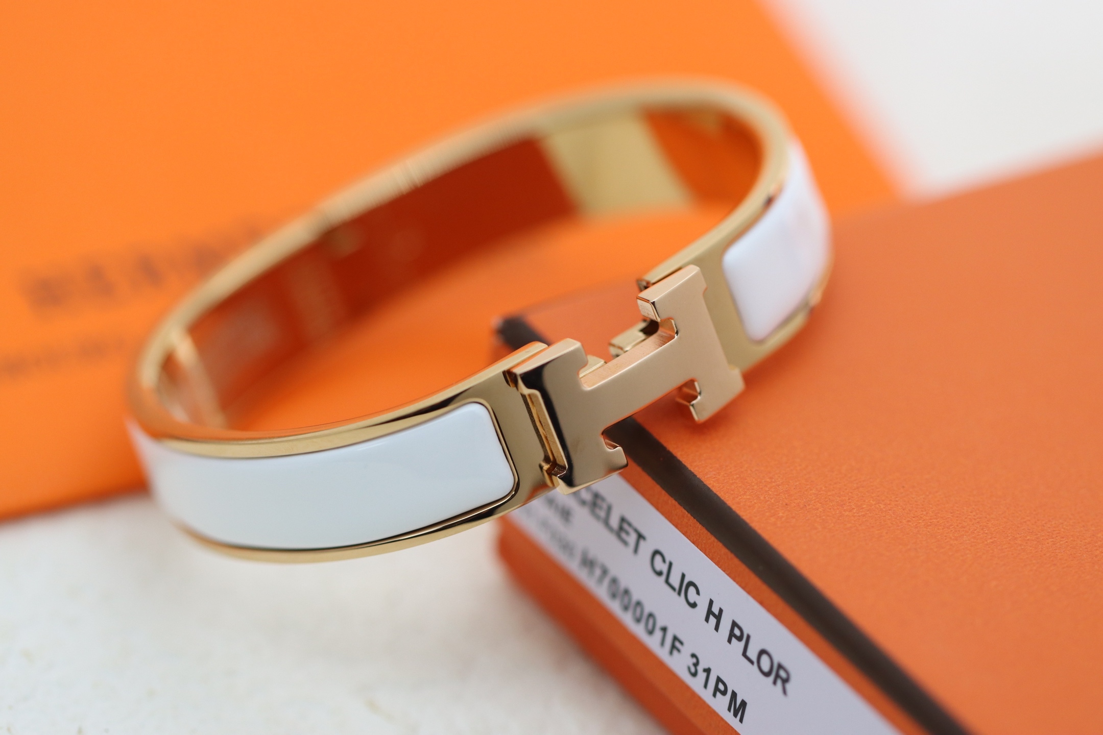 NO:602613,Recommended best-selling models: Hermes clic H white enamel bracelet, popular color classic white enamel, more advanced and more elegant!  Among them, the CLIC H bracelet is one of the most popular bracelet series in the Hermès family. Because of the unique gold-plating process, its material is brighter, harder, and more wear-resistant than pure gold. Please refer to the detailed pictures of our own photos. 360-degree no dead ends. Bracelet size 17, 19 inches, Hermes bracelet, hermes, hermes, bracelet19860909热销款推荐 爱马仕Hermes clic H 白色珐琅手镯 热门色系经典白珐琅 更高级更大气！ 其中的CLIC H手镯是爱马仕家族中,最受欢迎的手镯系列之一,因为独特的包金工艺,使它的材质比纯金更亮、更硬、更耐磨 自家实拍细节图参考 360度无死角 手镯尺寸17、19寸,爱马仕手镯,hermes,hermes,bracelet,Jewelry