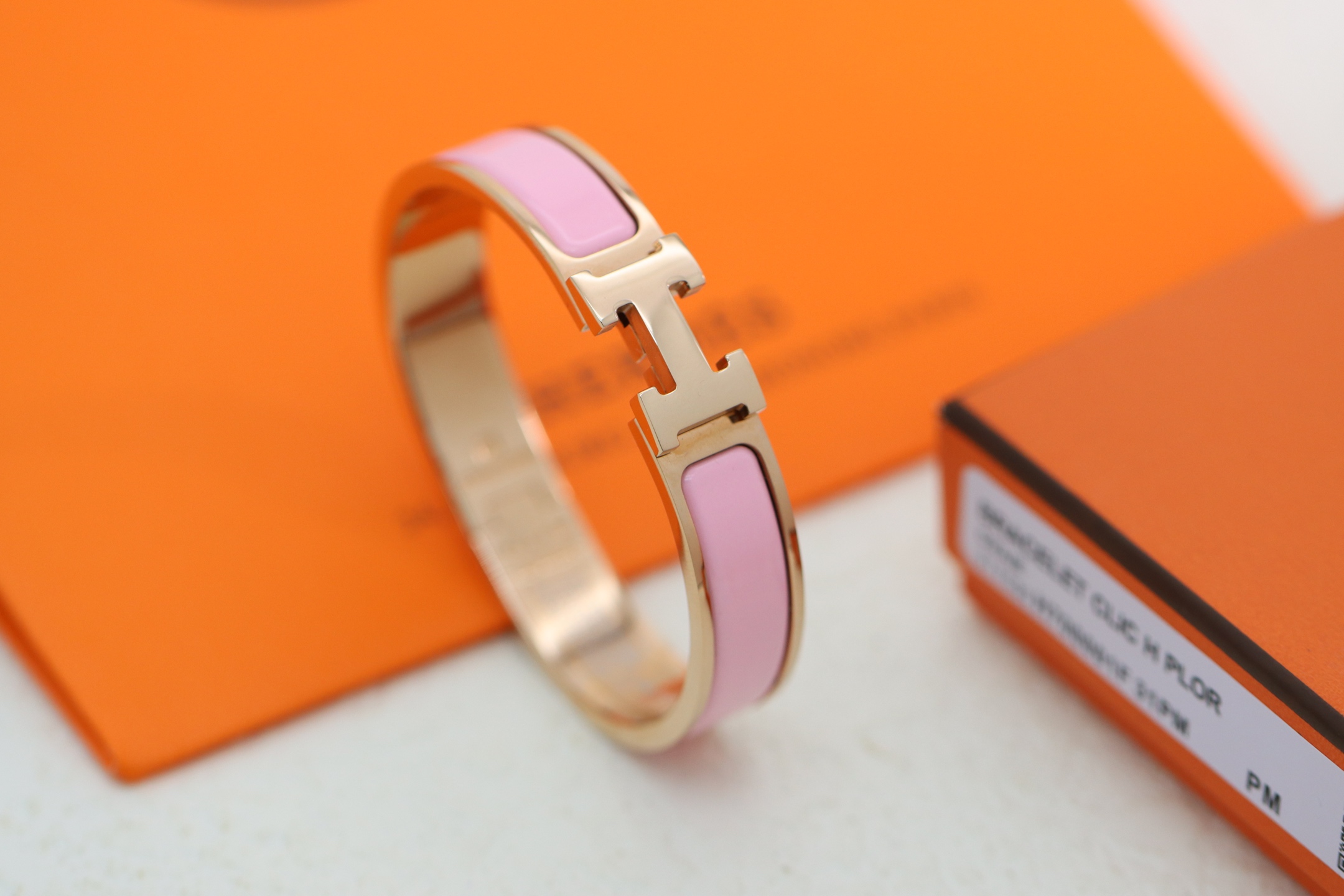 NO:602615,Recommended best-selling models: Hermes clic H pink enamel bracelet, classic pink enamel in popular colors, more advanced and more elegant!  Among them, the CLIC H bracelet is one of the most popular bracelet series in the Hermès family. Because of the unique gold-plating process, its material is brighter, harder, and more wear-resistant than pure gold. Please refer to the detailed pictures of our own photos. 360-degree no dead ends. Bracelet size 17, 19 inches, Hermes bracelet, hermes, hermes, bracelet19860909热销款推荐 爱马仕Hermes clic H 粉色珐琅手镯 热门色系经典粉珐琅 更高级更大气！ 其中的CLIC H手镯是爱马仕家族中,最受欢迎的手镯系列之一,因为独特的包金工艺,使它的材质比纯金更亮、更硬、更耐磨 自家实拍细节图参考 360度无死角 手镯尺寸17、19寸,爱马仕手镯,hermes,hermes,bracelet,Jewelry
