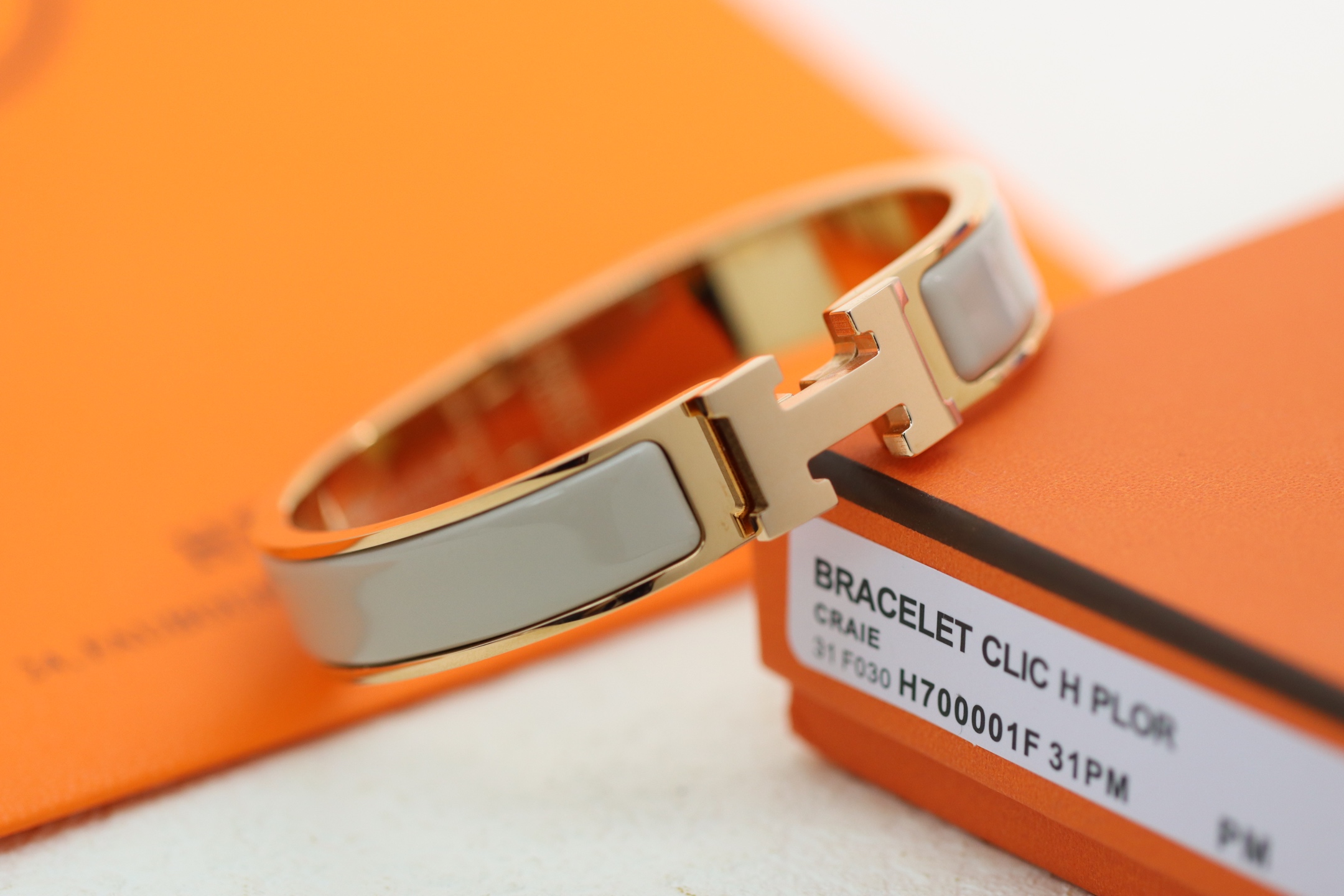 NO:602616,Recommended best-selling models: Hermes clic H milk tea color enamel bracelet, popular color classic milk tea color enamel, more advanced and more elegant!  Among them, the CLIC H bracelet is one of the most popular bracelet series in the Hermès family. Because of the unique gold-plating process, its material is brighter, harder, and more wear-resistant than pure gold. Please refer to the detailed pictures of our own photos. 360-degree no dead ends. Bracelet size 17, 19 inches, Hermes bracelet, hermes, hermes, bracelet19860909热销款推荐 爱马仕Hermes clic H 奶茶色珐琅手镯 热门色系经典奶茶色珐琅 更高级更大气！ 其中的CLIC H手镯是爱马仕家族中,最受欢迎的手镯系列之一,因为独特的包金工艺,使它的材质比纯金更亮、更硬、更耐磨 自家实拍细节图参考 360度无死角 手镯尺寸17、19寸,爱马仕手镯,hermes,hermes,bracelet,Jewelry