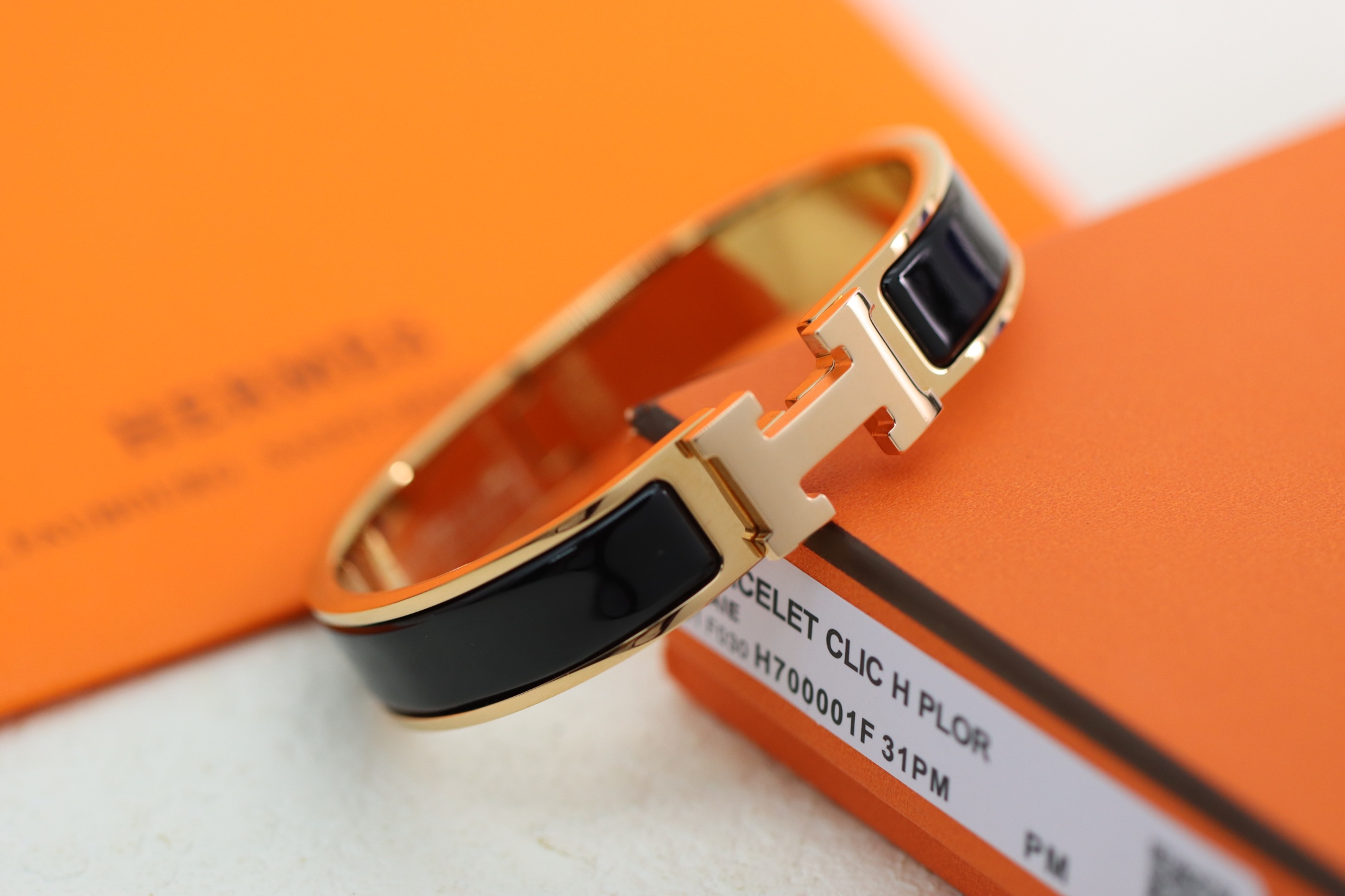 NO:602618,Recommended best-selling models: Hermes clic H rose gold black enamel bracelet, popular color classic black enamel, more advanced and more elegant!  Among them, the CLIC H bracelet is one of the most popular bracelet series in the Hermès family. Because of the unique gold-plating process, its material is brighter, harder, and more wear-resistant than pure gold. Please refer to the detailed pictures of our own photos. 360-degree no dead ends. Bracelet size 17, 19 inches, Hermes bracelet, hermes, hermes, bracelet19860909热销款推荐 爱马仕Hermes clic H 玫瑰金黑色珐琅手镯 热门色系经典黑色珐琅 更高级更大气！ 其中的CLIC H手镯是爱马仕家族中,最受欢迎的手镯系列之一,因为独特的包金工艺,使它的材质比纯金更亮、更硬、更耐磨 自家实拍细节图参考 360度无死角 手镯尺寸17、19寸,爱马仕手镯,hermes,hermes,bracelet,Jewelry