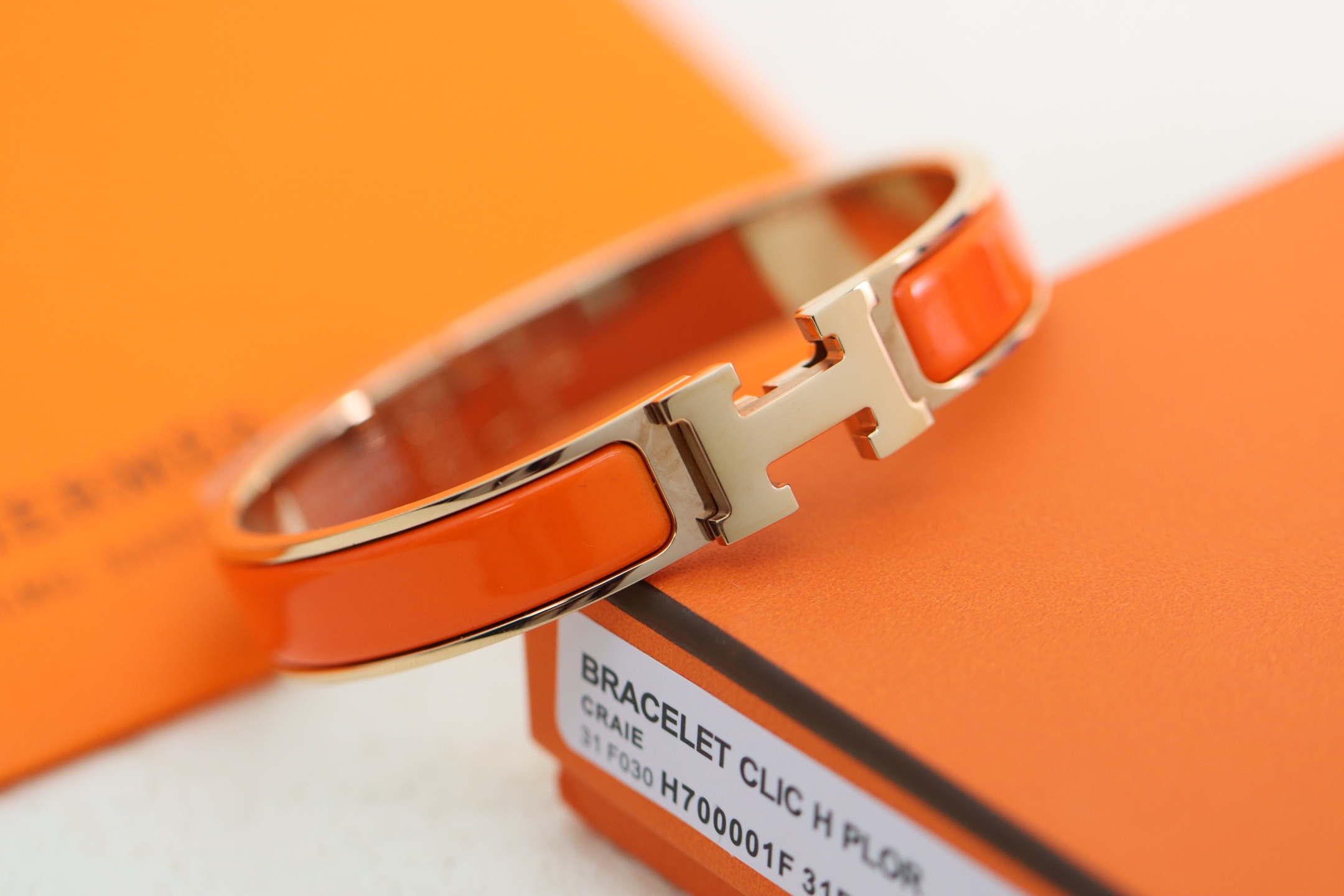 NO:602620,Recommended best-selling models: Hermes clic H orange enamel bracelet, popular color classic orange enamel, more advanced and more elegant!  Among them, the CLIC H bracelet is one of the most popular bracelet series in the Hermès family. Because of the unique gold-plating process, its material is brighter, harder, and more wear-resistant than pure gold. Please refer to the detailed pictures of our own photos. 360-degree no dead ends. Bracelet size 17, 19 inches, Hermes bracelet, hermes, hermes, bracelet19860909热销款推荐 爱马仕Hermes clic H 橙色色珐琅手镯 热门色系经典橙色珐琅 更高级更大气！ 其中的CLIC H手镯是爱马仕家族中,最受欢迎的手镯系列之一,因为独特的包金工艺,使它的材质比纯金更亮、更硬、更耐磨 自家实拍细节图参考 360度无死角 手镯尺寸17、19寸,爱马仕手镯,hermes,hermes,bracelet,Jewelry