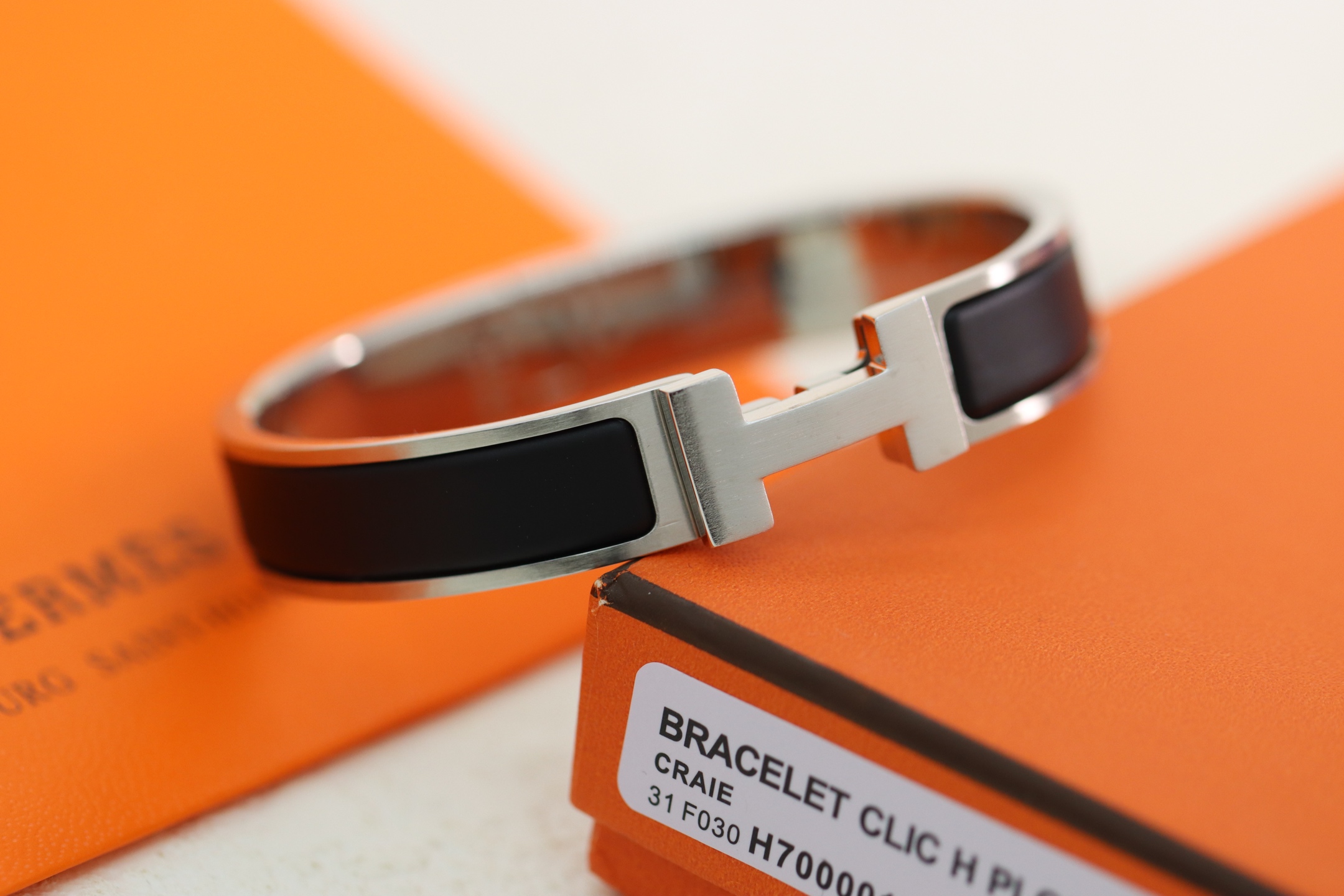 NO:361477,Hermes H Silver Black Frosted Enamel Bracelet Popular Color Classic Silver Black Enamel More advanced and atmospheric!  Among them, the CLIC H bracelet is one of the most popular bracelet series in the Hermes family. Because of its unique gold wrapping process, it makes its material brighter, harder and more wear-resistant than pure gold. Reference for the detailed pictures of our own photos. 360 degrees without dead corners. Bracelet sizes are 17, 19 inches. Hermes bracelet, hermes, bracelet19860909爱马仕 H 银黑磨砂色珐琅手镯 热门色系经典银黑色珐琅 更高级更大气！ 其中的CLIC H手镯是爱马仕家族中,最受欢迎的手镯系列之一,因为独特的包金工艺,使它的材质比纯金更亮、更硬、更耐磨 自家实拍细节图参考 360度无死角 手镯尺寸17、19寸,爱马仕手镯,hermes,bracelet,Jewelry