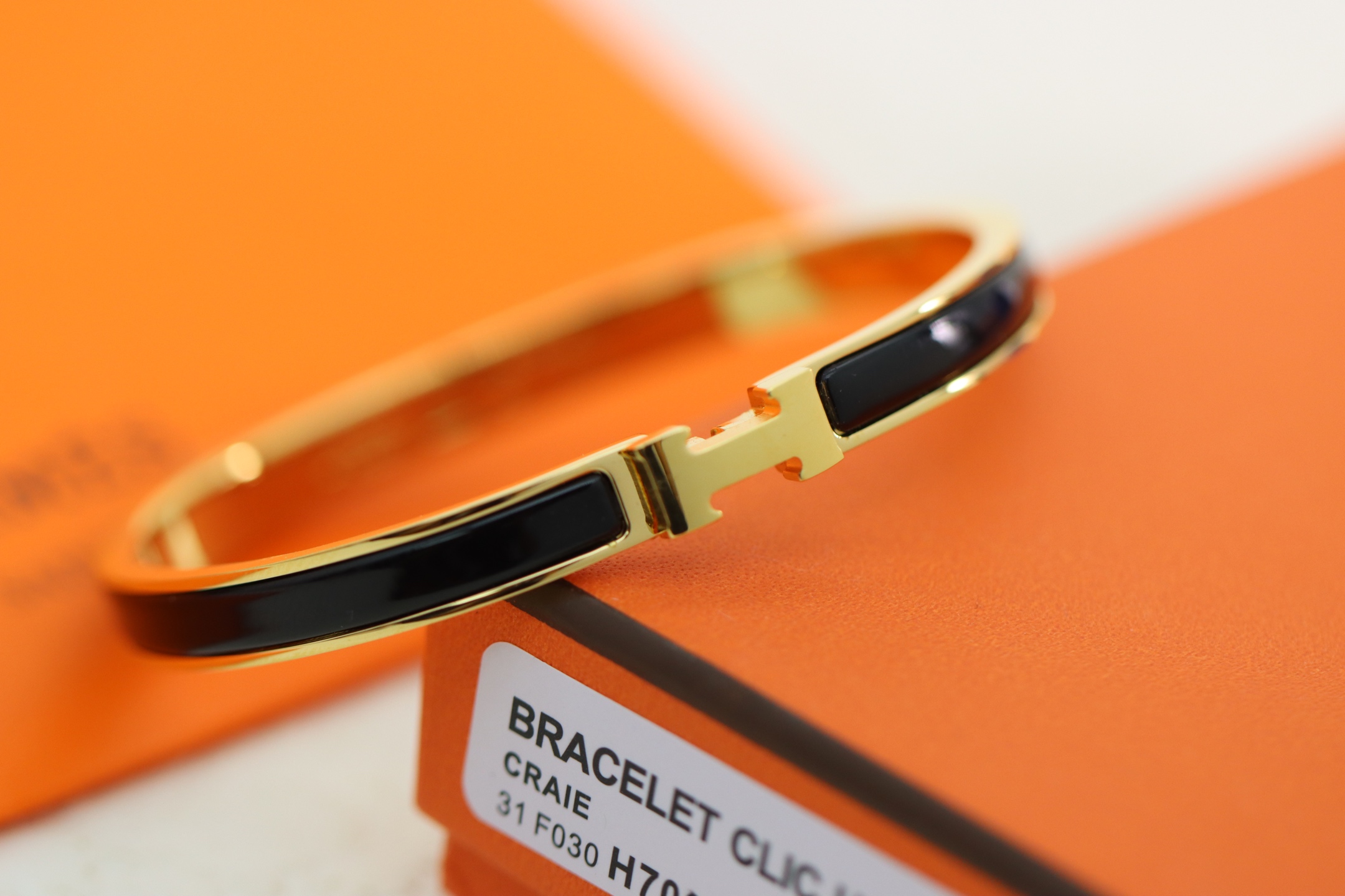 NO:361552,Hermes H gold-edged narrow version black enamel bracelet Popular colors classic sand black enamel, more advanced and atmospheric!  Among them, the CLIC H bracelet is one of the most popular bracelet series in the Hermes family. Because of its unique gold wrapping process, it makes its material brighter, harder and more wear-resistant than pure gold. Reference for the detailed pictures of our own photos. 360 degrees without dead corners. Bracelet sizes are 17, 19 inches. Hermes bracelet, hermes, bracelet19860909爱马仕 H 金边窄版黑色珐琅手镯 热门色系经典砂黑珐琅 更高级更大气！ 其中的CLIC H手镯是爱马仕家族中,最受欢迎的手镯系列之一,因为独特的包金工艺,使它的材质比纯金更亮、更硬、更耐磨 自家实拍细节图参考 360度无死角 手镯尺寸17、19寸,爱马仕手镯,hermes,bracelet,Jewelry