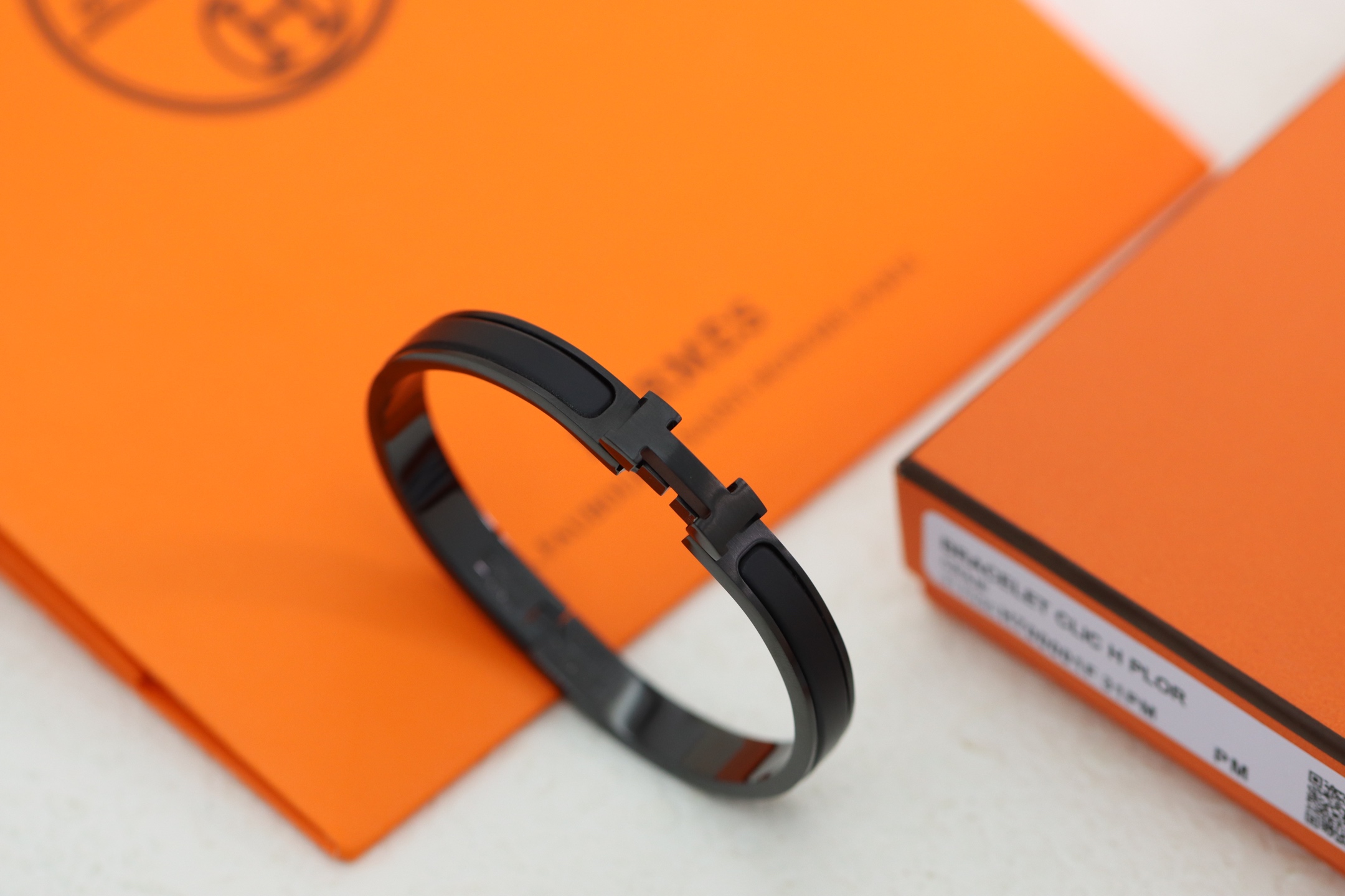 NO:361543,Hermes clic H narrow version black enamel bracelet popular colors classic sand black enamel, more advanced and atmospheric!  Among them, the CLIC H bracelet is one of the most popular bracelet series in the Hermes family. Because of its unique gold wrapping process, its material is brighter, harder and more wear-resistant than pure gold. Reference for the detailed pictures of our own photos. 360 degrees without dead corners. Bracelet sizes are 17, 19 inches. Hermes bracelet, hermes, hermes, bracelet19860909爱马仕Hermes clic H 窄版黑色珐琅手镯 热门色系经典砂黑珐琅 更高级更大气！ 其中的CLIC H手镯是爱马仕家族中,最受欢迎的手镯系列之一,因为独特的包金工艺,使它的材质比纯金更亮、更硬、更耐磨 自家实拍细节图参考 360度无死角 手镯尺寸17、19寸,爱马仕手镯,hermes,hermes,bracelet,Jewelry