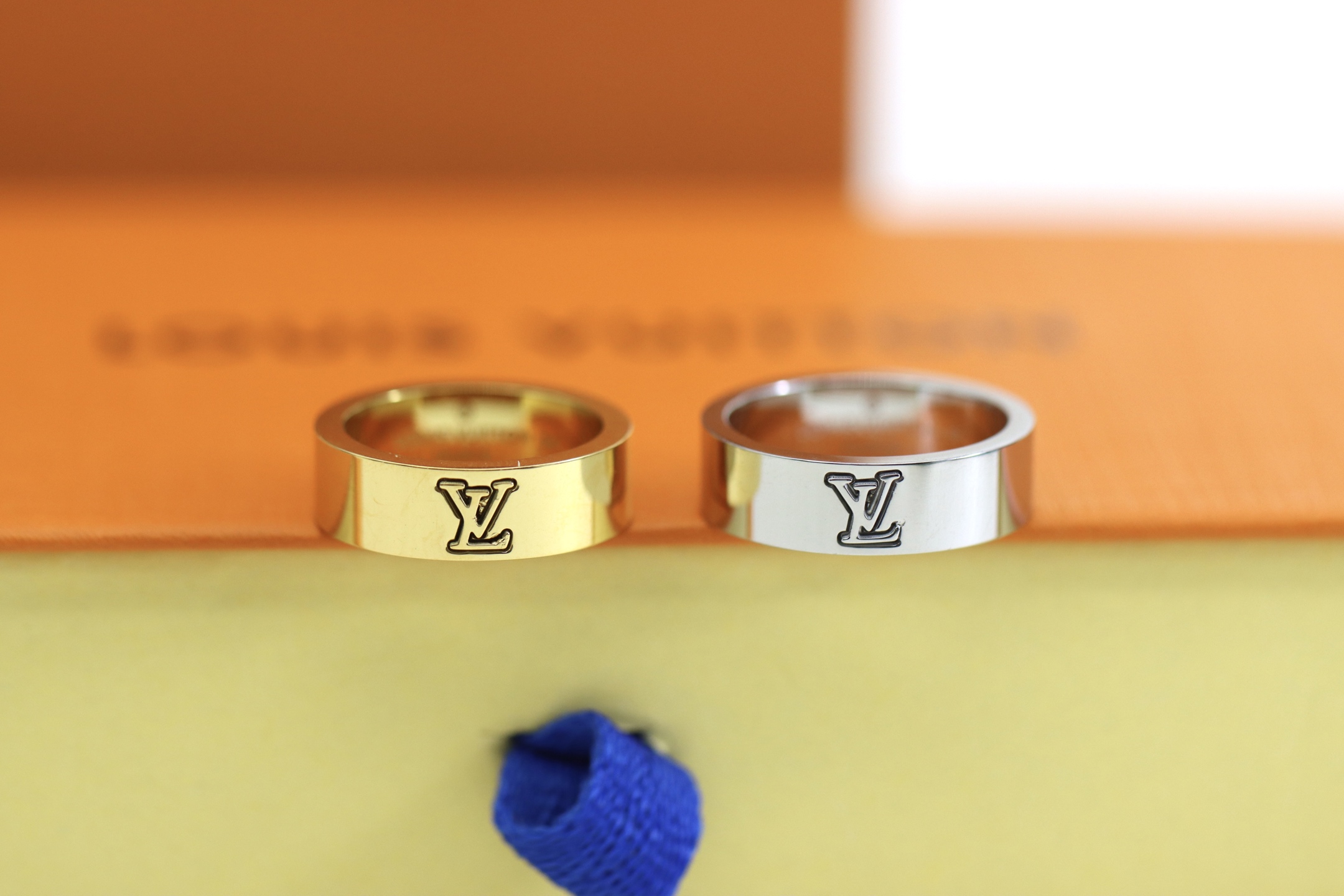 NO:361360,Louis Vuitton letter print Gold and silver couple ring LV Catch ring ingeniously engraved LV letters and Monogram flowers witness Louis Vuitton's exquisite craftsmanship. It has a unique brilliance, simple configuration and polishing effect add a delicate texture. US code 6-7-8-9-10, reference for home photos, Lv ring, louis vuitton, louis vuitton, louis vuitton, ring19860909Louis Vuitton 字母印花 金银色情侣戒指 LV Catch 戒指匠心镂刻 LV 字母和Monogram 花卉,见证路易威登的精湛工艺.别样光彩,简约构型和抛光效果再添细腻质感. 美码6-7-8-9-10码、自家实拍图参考,Lv戒指,louis vuitton,louis vuitton,louis vuitton,ring,Jewelry