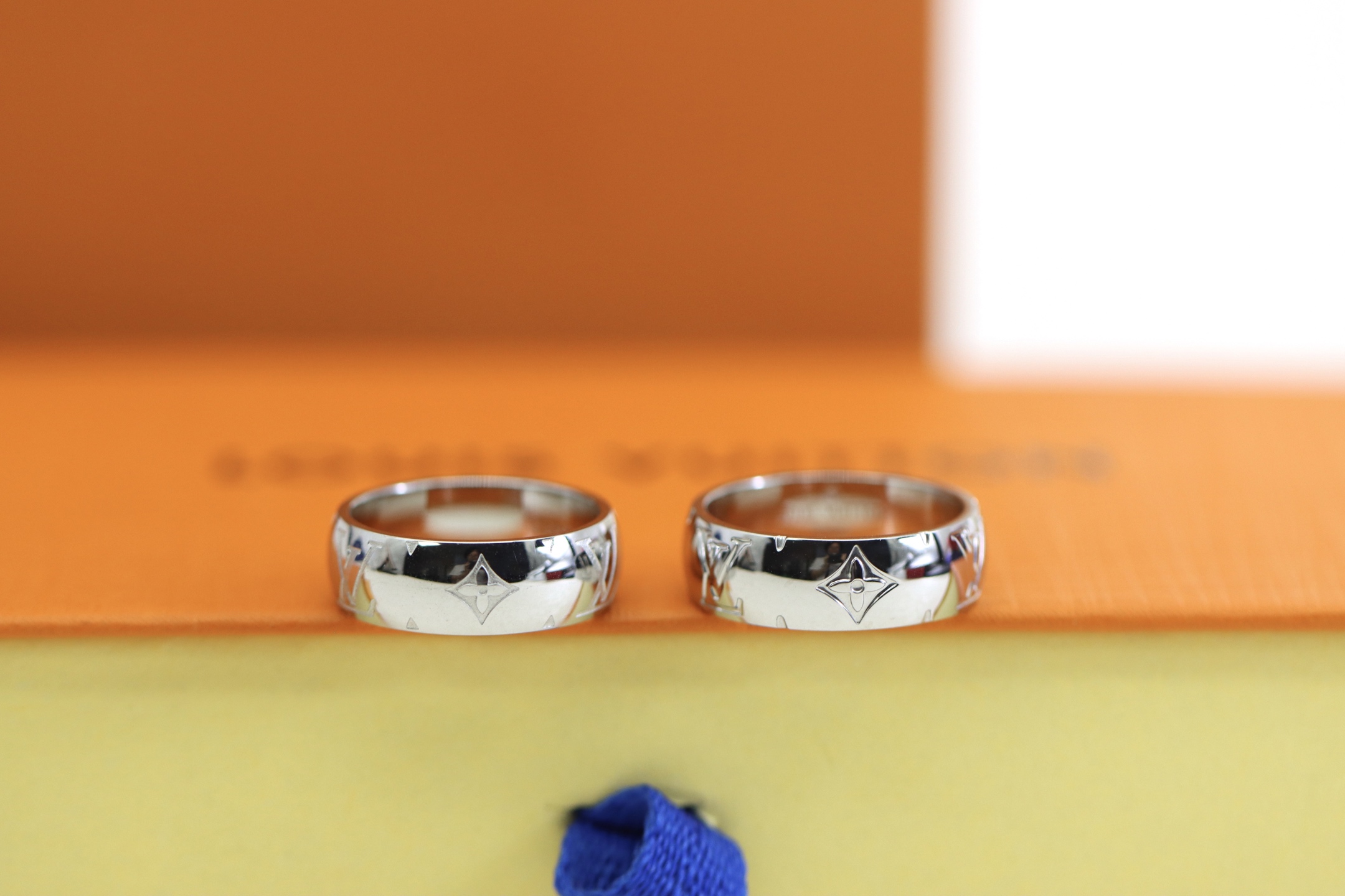 NO:361371,Louis Vuitton Silver Flowers Couple Ring Combines exquisite Monogram engraving patterns and shiny metal finishes, showing a distinct design personality and tough styling temperament. You can take it out and match it into a necklace, which is also very good. Number of codes 6-7-8-9-10-11 (US code), Lv ring, louis vuitton, louis vuitton, necklace, ring19860909Louis Vuitton 银色花卉老花 情侣戒指 融合精致的Monogram雕刻花纹与闪亮的金属饰面,展现出鲜明的设计个性与硬朗的造型气质.可以取出来自己搭配成项链也很好看哦. 码数6-7-8-9-10-11（美码）,Lv戒指,louis vuitton,louis vuitton,necklace,ring,Jewelry