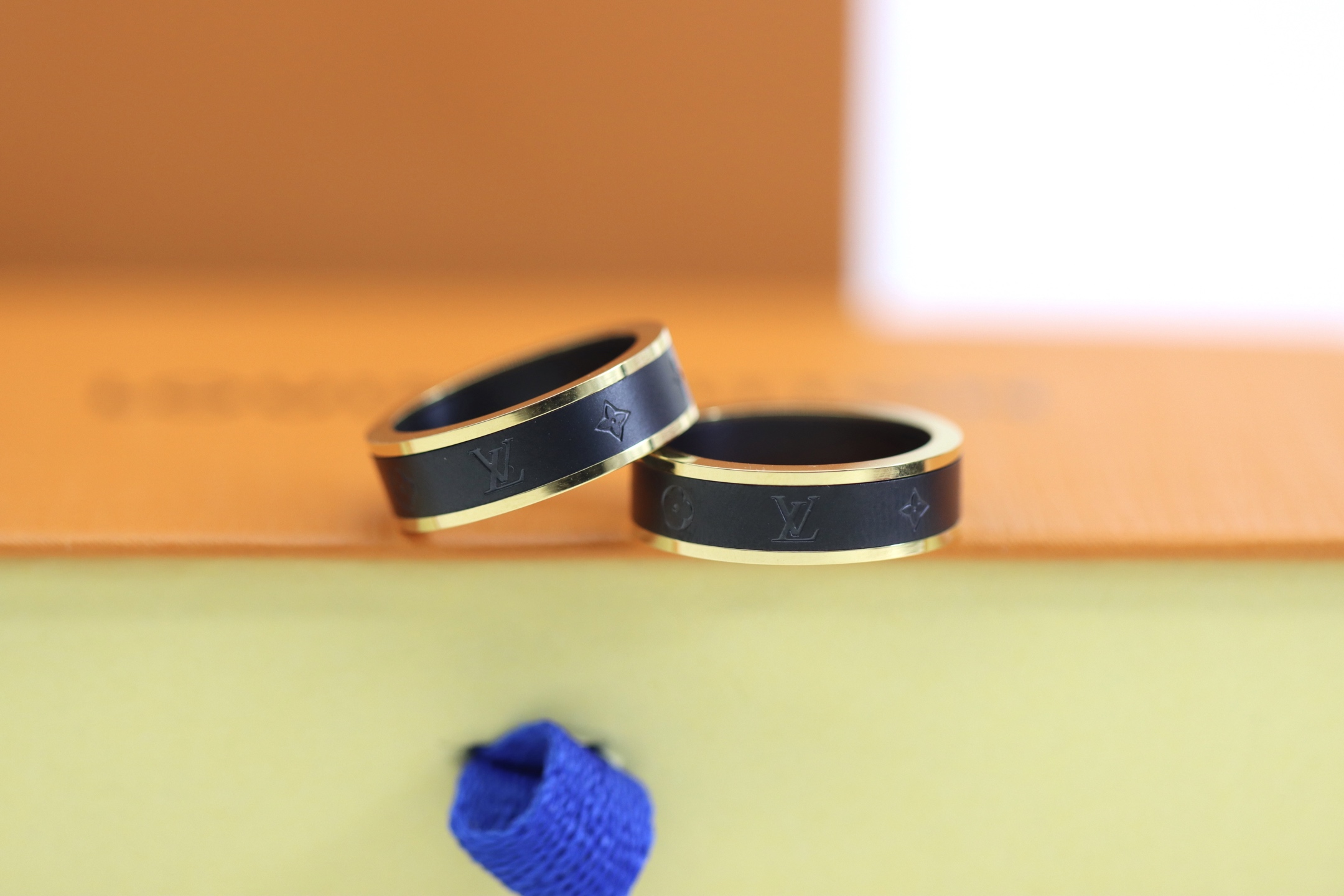 NO:361319,Louis Vuitton gold-edged gun couple ring LV gun color you and me ring with a witty and interesting fingers to show the ILV logo and Monogram flowers, which will be similar to the metal ring, and release the visual impact. Circle 6-7-8-9-10, Lv ring, louis vuitton,louis vuitton,ring19860909Louis Vuitton 金边枪色情侣戒指 LV 枪色 you and me戒以指诙谐趣意展现易路威登标识与 Monogram 花卉,将与其恰似金属指环上,释视放觉冲击. 圈口6-7-8-9-10,Lv戒指,louis vuitton,louis vuitton,ring,Jewelry