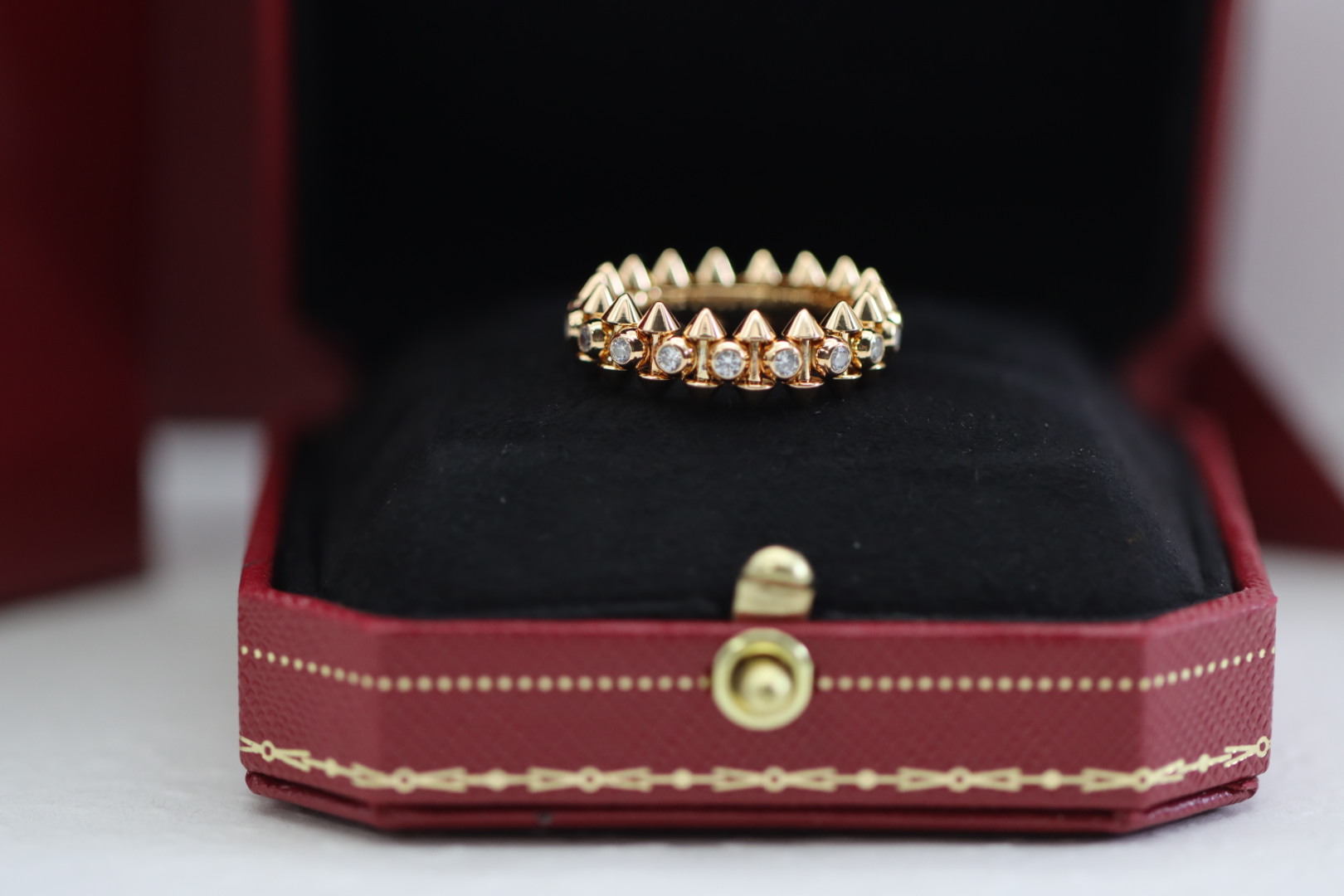 NO:619391,Cartier Cartier's new full diamond bullet rivet ring (new style) The most popular ring, the small rivets on both sides can swing freely, a very personalized one. Timeless classic style, very popular in recent years, high-end, micro-inlaid material, the same craftsmanship V gold material, thick gold plating, non-fading Code number 6-7-8-9 (US code), Cartier ring, cartier, cartier, ring19860909Cartier 卡地亚新款满钻子弹头 铆钉戒指（新款） 最受欢迎的一款戒指,两侧的小柳钉可以自由晃动,非常个性的一款. 永恒的经典款,在近年来很火,高端,微镶嵌材质、一样的工艺 V金材质、厚金电镀,不掉色 码数6-7-8-9（美码）,卡地亚戒指,cartier,cartier,ring,Jewelry