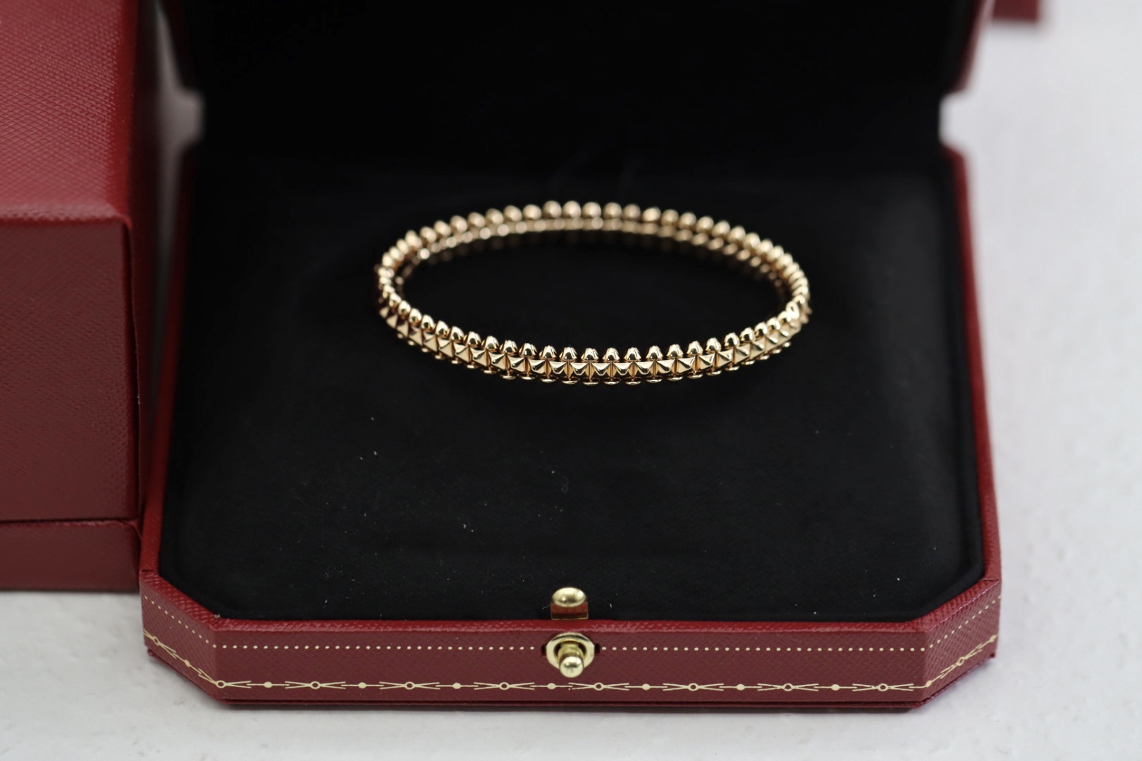 NO:619335,Cartier Rose Gold Rivet (Bullet) Bracelet The Clash de Cartier series plays with light and shadow, presenting a dual aspect of the brand-new Cartier iconic jewelry. Breaking the traditional geometric shape, the tough single and orderly arrangement of rivets is free and dexterous. Each rivet is carved with imported special machines, thick gold plating, and the color retention is longer., Cartier bracelet, cartier, cartier, bracelet19860909卡地亚 玫瑰金铆钉（子弹头）手镯 Clash de Cartier系列玩转跃动光影,呈现双重面貌的全新卡地亚标志性珠宝臻品.打破传统几何造型的硬朗单排列有序的铆钉自由灵巧. 每一颗铆钉都是采用进口专用机器精雕而成,厚金电镀,保色程度更久.,卡地亚手镯,cartier,cartier,bracelet,Jewelry