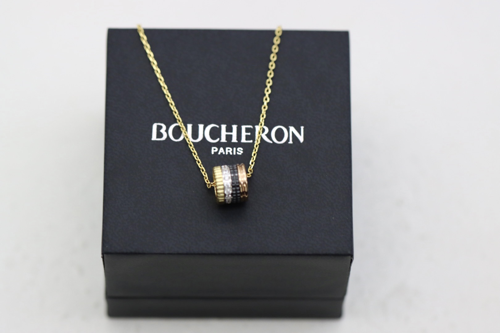 NO:584699,Boucheron Quater black ceramic clavicle necklace with diamonds is made with CNC precision carving and hand-set diamonds. It is electroplated in 18k gold and originally customized. The entire curvature and butterfly three-dimensional shape must be just right. The diamonds are made of first-grade silicon titanium material. There is nothing to say about the fire color and clean surface. Hand-set without high temperature will make it sparkle even more!  Don’t worry about losing the diamond!  The chain and buttons have also been upgraded, with many facets. When worn on the collarbone, every angle shines. Boucheron, necklace19860909宝诗龙 Quater 镶钻黑陶瓷锁骨项链 cnc精雕手工镶钻工艺打造,电镀18k金原版定制,整个弧度和蝴蝶立体造型都要拿捏的刚刚好,钻都是一级硅钛料,火彩和净面都没得说了,手镶不经过高温会更闪！不担心掉钻！链子和扣子也进行了升级,切面很多,佩戴在锁骨每个角度都在发光,,宝诗龙,necklace,Jewelry