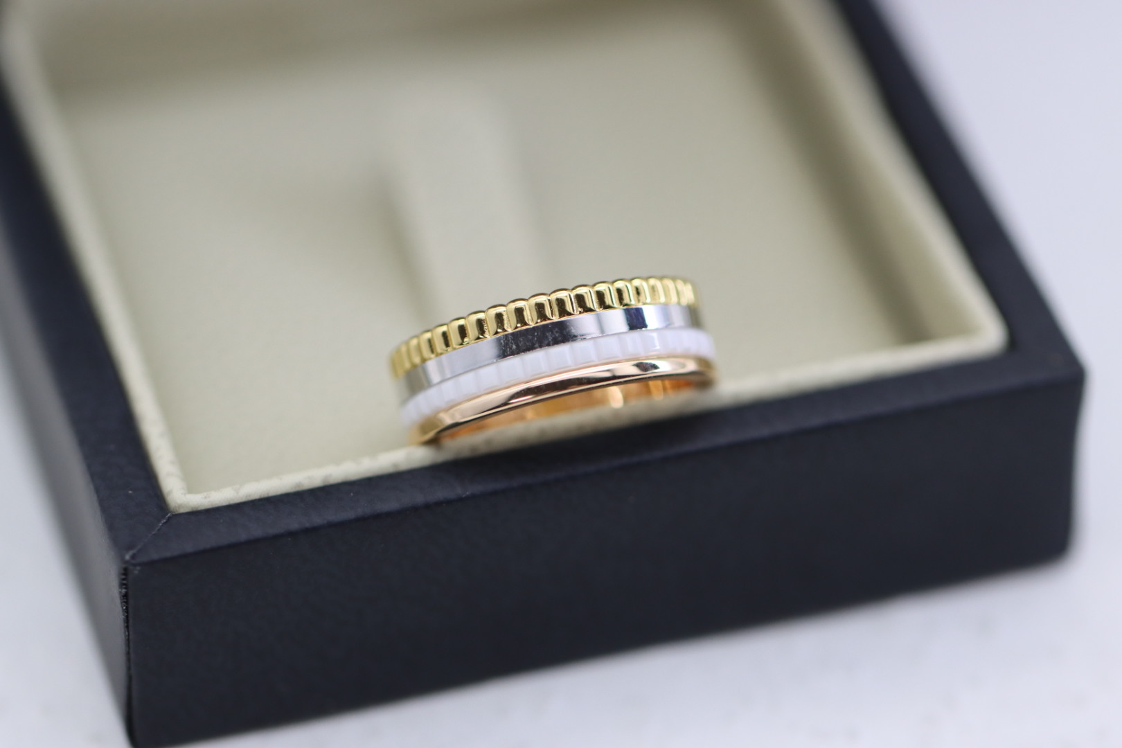 NO:584693,Boucheron Quater rose gold diamond-set white ceramic ring is made with CNC precision carving and hand-set diamond technology. It is electroplated in 18k gold and is original and customized. The entire curvature and butterfly three-dimensional shape must be just right. The diamonds are made of first-grade silicon titanium material. There is nothing to say about the fire color and clean surface. Hand-set without high temperature will make it sparkle even more!  Don’t worry about losing the diamond!  The chains and buttons have also been upgraded, with many facets and glowing lights from every angle, Boucheron, ring19860909宝诗龙 Quater 玫瑰金镶钻白陶瓷戒指 cnc精雕手工镶钻工艺打造,电镀18k金原版定制,整个弧度和蝴蝶立体造型都要拿捏的刚刚好,钻都是一级硅钛料,火彩和净面都没得说了,手镶不经过高温会更闪！不担心掉钻！链子和扣子也进行了升级,切面很多,每个角度都在发光,,宝诗龙,ring,Jewelry