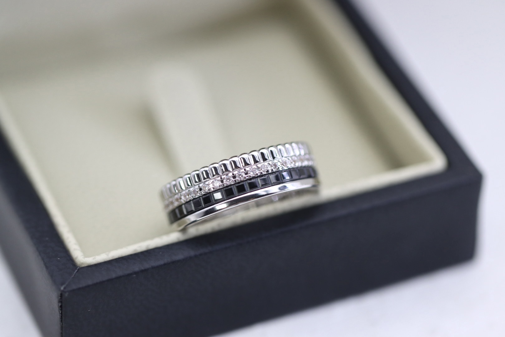 NO:584696,Boucheron Quater silver diamond-set black ceramic ring is made with CNC carving and hand-set diamond technology. It is electroplated in 18k gold and is original and customized. The entire curvature and butterfly three-dimensional shape must be just right. The diamonds are made of first-grade silicon titanium material. There is nothing to say about the fire color and clean surface. Hand-set without high temperature will make it sparkle even more!  Don’t worry about losing the diamond!  The chains and buttons have also been upgraded, with many facets and glowing lights from every angle, Boucheron, ring19860909宝诗龙 Quater 银色镶钻黑陶瓷戒指 cnc精雕手工镶钻工艺打造,电镀18k金原版定制,整个弧度和蝴蝶立体造型都要拿捏的刚刚好,钻都是一级硅钛料,火彩和净面都没得说了,手镶不经过高温会更闪！不担心掉钻！链子和扣子也进行了升级,切面很多,每个角度都在发光,,宝诗龙,ring,Jewelry