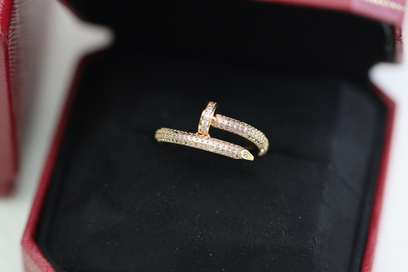 NO:580960,Cartier's new rose gold full-diamond nail ring has fresh and visible details, all of which are 1:1 finely carved and all CNC hand-carved. The first nail bracelet was born in New York in the 1970s, fully demonstrating the free and joyful spirit of the times. The Juste un Clou series is uniquely creative, bold and modern, sublimating ordinary objects to extraordinary, highlighting the precious essence, becoming an excellent accessory for men or women.  Size 6-7-8-9 (US size), Cartier ring,cartier,cartier,ring,bracelet19860909Cartier 新款玫瑰金满钻钉子戒指 细节清新可见,都是1:1精雕,全体cnc手工精雕雕刻.首款钉子手镯诞生于二十世纪七十年代的纽约,充分展现自由欢愉的时代精神.Juste un Clou系列独具创意,大胆而现代,将平凡物件得以非凡升华,彰显珍贵本质,成为男士或女士的极佳配饰. 码数6-7-8-9（美码）,卡地亚戒指,cartier,cartier,ring,bracelet,Jewelry