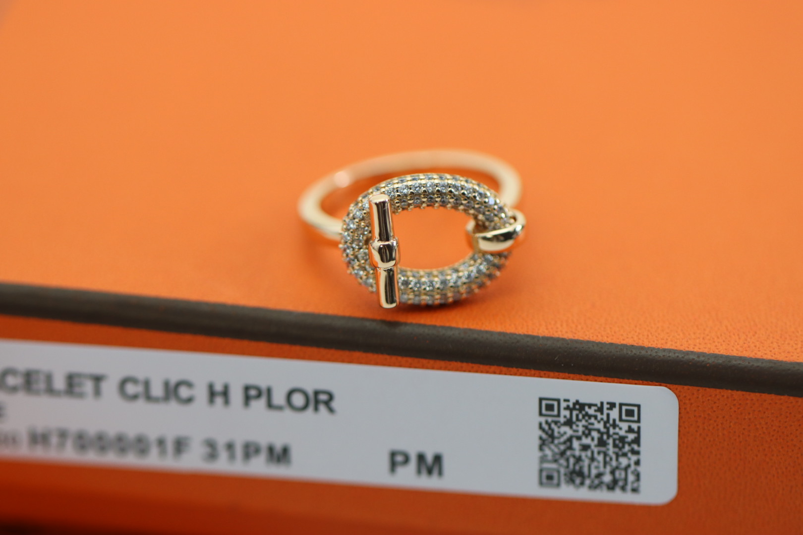 NO:580886,Hermes Pig Nose Rose Gold Full Diamond Farandole Ring Hermes Full Diamond Pig Nose Ring. Exclusively available ~ Celebrities, Internet celebrities, and socialites are all irresistible!  A cool classic logo, an unbeatable element in fashion at all times and at home and abroad, it can be paired with a variety of bracelets, bracelets, and even watches to easily switch to a modern look!  Instagram has exploded in popularity, which shows that its influence in the fashion industry cannot be underestimated!  Size 6-7-8 (US size),Hermes ring,hermes,hermes,bracelet,ring,bracelet19860909Hermes 猪鼻子玫瑰金满钻Farandole戒指 爱马仕满钻猪鼻子戒指.独家发售～明星、网红、名媛都难以抗拒！酷劲十足的经典标志,古今中外时尚浪尖上的不败元素,搭配各种手镯、手链,甚至是手表轻松切换花样摩登造型！ins爆红,可见在潮流界影响力不容小觑！ 码数6-7-8（美码）,爱马仕戒指,hermes,hermes,bracelet,ring,bracelet,Jewelry