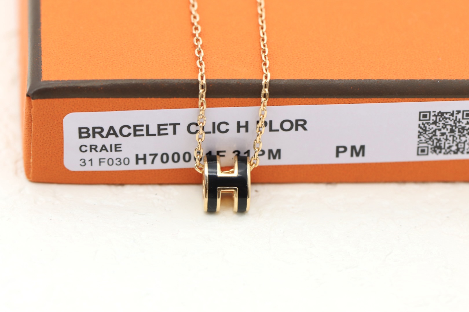 NO:816815,Hermes/Hermes mini oval black pop h clavicle necklace, the latest interpretation of H enamel necklace, super craftsmanship, each H enamel color surface is finely polished. The version is full and curved, integrated with the translucent elephant black enamel, there is no side leakage [laughing] very pleasing!  Logo clearly engraved on the side. Real picture taken, same material as the counter, brass. Counter version gold edge, rose gold edge, platinum, Hermes necklace, hermes, hermes, necklace, gold19860909爱马仕/Hermes 迷你椭圆黑色 pop h锁骨项链 最新诠释H珐琅项链,超级工艺水平,每一款H珐琅彩面精细打磨.版型饱满有弧度,融入颜色透亮的大象黑色珐琅,没有侧漏[偷笑]十分讨喜！侧面清晰雕刻的Logo标 实图拍摄、专柜一致材质, 黄铜 专柜版本黄金边、玫瑰金边、白金,爱马仕项链,hermes,hermes,necklace,gold,Jewelry
