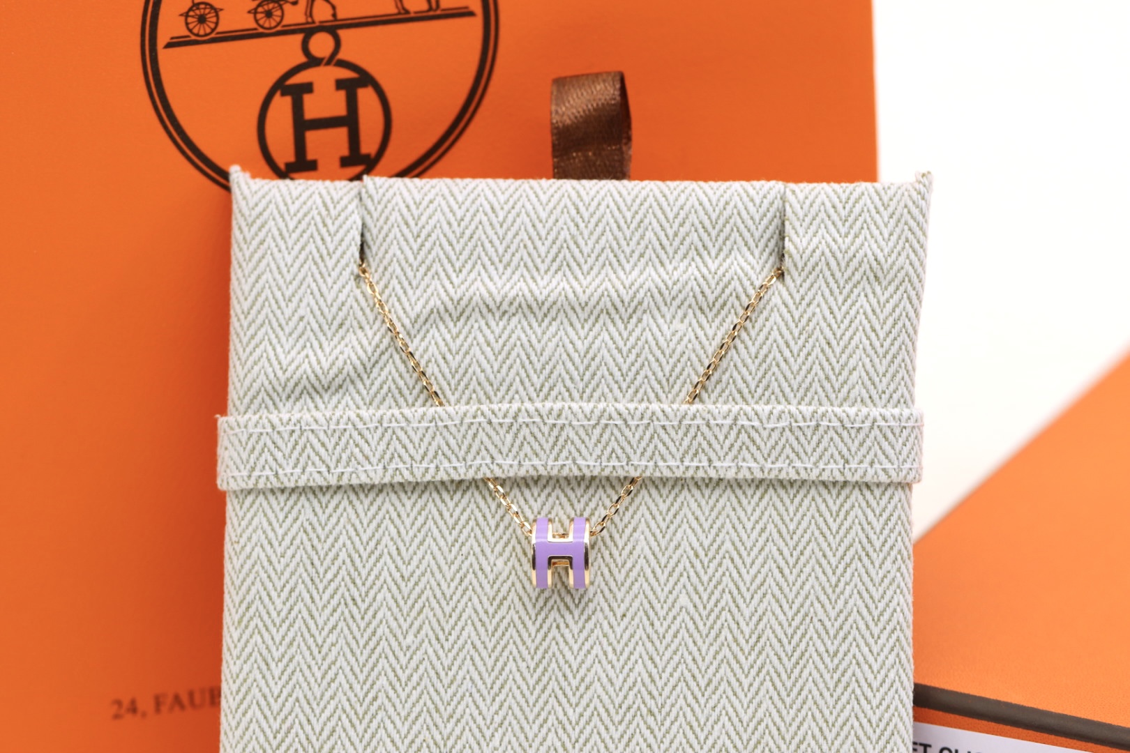 NO:816818,Hermes/Hermes Mini Oval Lilac Purple Pop H Collarbone Necklace The latest interpretation of H enamel necklace, super craftsmanship, each H enamel color surface is finely polished. The version is full and curved, blended with the translucent elephant lilac purple enamel, there is no side leakage [laughing] Very pleasing!  Logo clearly engraved on the side. Real picture taken, same material as the counter, brass. Counter version gold edge, rose gold edge, platinum, Hermes necklace, hermes, hermes, necklace, gold19860909爱马仕/Hermes 迷你椭圆丁香紫pop h锁骨项链 最新诠释H珐琅项链,超级工艺水平,每一款H珐琅彩面精细打磨.版型饱满有弧度,融入颜色透亮的大象丁香紫珐琅,没有侧漏[偷笑]十分讨喜！侧面清晰雕刻的Logo标 实图拍摄、专柜一致材质, 黄铜 专柜版本黄金边、玫瑰金边、白金,爱马仕项链,hermes,hermes,necklace,gold,Jewelry