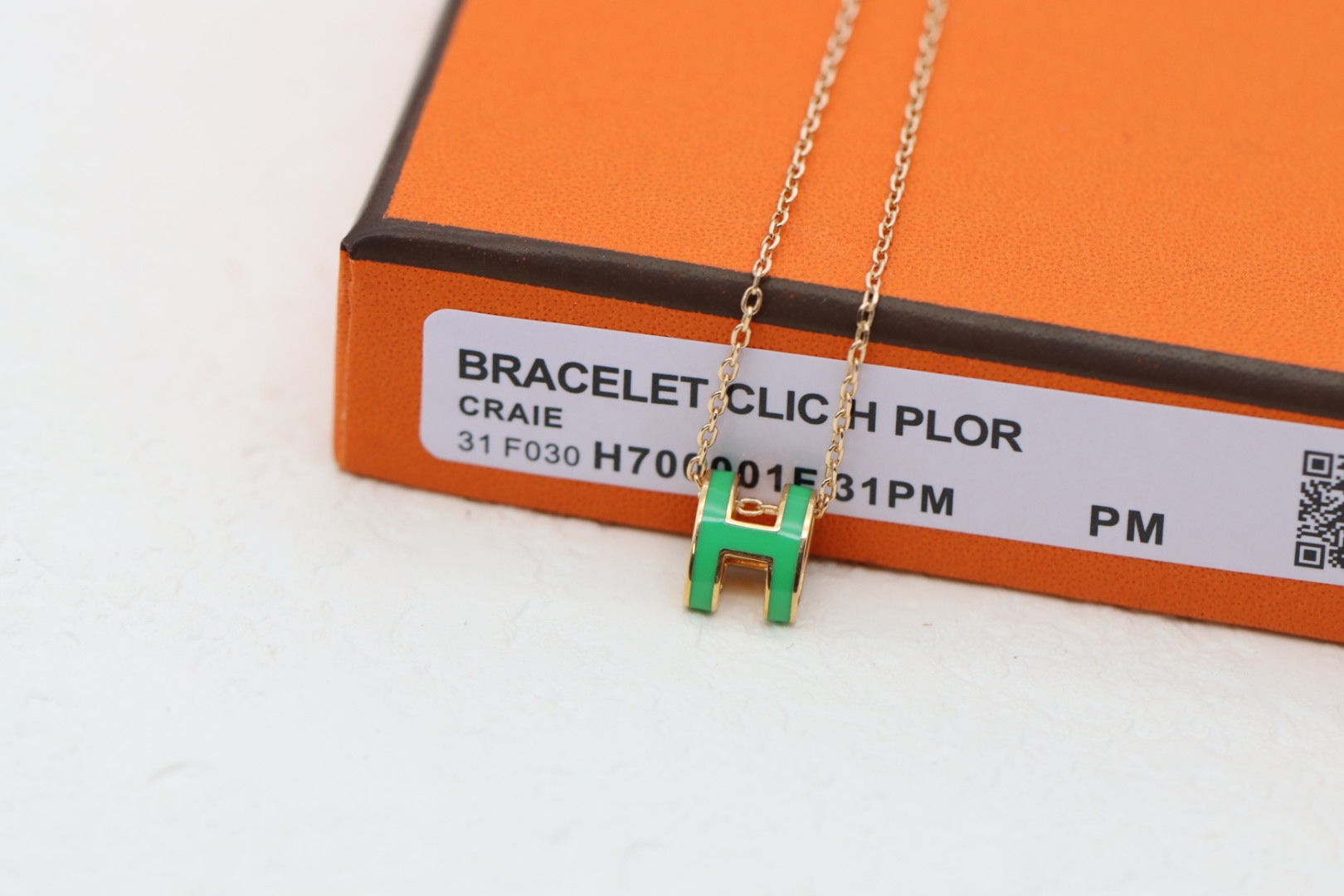 NO:816821,Hermes/Hermes mini oval green pop h clavicle necklace, the latest interpretation of H enamel necklace, super craftsmanship, each H enamel color surface is finely polished. The version is full and curved, with translucent green enamel, no side leakage [laughing] very pleasing!  Logo clearly engraved on the side. Real picture taken, same material as the counter, brass. Counter version gold edge, rose gold edge, platinum, Hermes necklace, hermes, hermes, necklace, gold19860909爱马仕/Hermes 迷你椭圆绿色pop h锁骨项链 最新诠释H珐琅项链,超级工艺水平,每一款H珐琅彩面精细打磨.版型饱满有弧度,融入颜色透亮的绿色珐琅,没有侧漏[偷笑]十分讨喜！侧面清晰雕刻的Logo标 实图拍摄、专柜一致材质, 黄铜 专柜版本黄金边、玫瑰金边、白金,爱马仕项链,hermes,hermes,necklace,gold,Jewelry