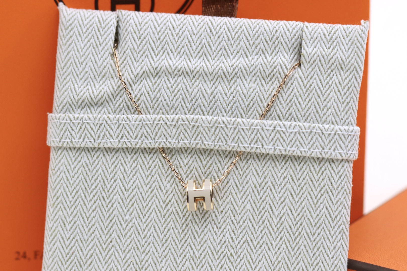 NO:816824,Hermes/Hermes mini oval milk tea color pop h clavicle necklace, the latest interpretation of H enamel necklace, super craftsmanship, each H enamel color surface is finely polished. The version is full and curved, with translucent milk tea enamel, no side leakage [smirking] Very pleasing!  Logo clearly engraved on the side. Real picture taken, same material as the counter, brass. Counter version gold edge, rose gold edge, platinum, Hermes necklace, hermes, hermes, necklace, gold19860909爱马仕/Hermes 迷你椭圆奶茶色pop h锁骨项链 最新诠释H珐琅项链,超级工艺水平,每一款H珐琅彩面精细打磨.版型饱满有弧度,融入颜色透亮的奶茶珐琅,没有侧漏[偷笑]十分讨喜！侧面清晰雕刻的Logo标 实图拍摄、专柜一致材质, 黄铜 专柜版本黄金边、玫瑰金边、白金,爱马仕项链,hermes,hermes,necklace,gold,Jewelry