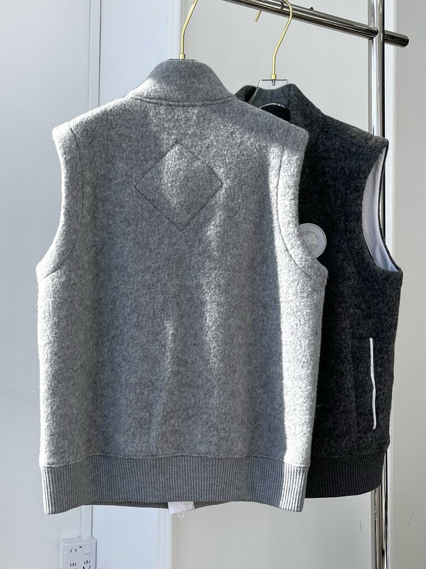 New One-Size-Fits-All Female Suit: Canada Goose Mersey Wool Vest in Dark Ash. - 图片 4