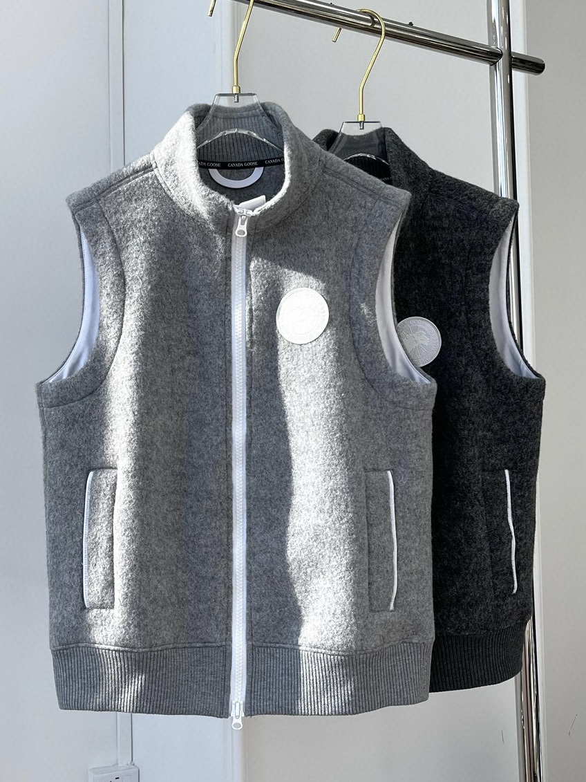 New One-Size-Fits-All Female Suit: Canada Goose Mersey Wool Vest in Dark Ash. - 图片 3