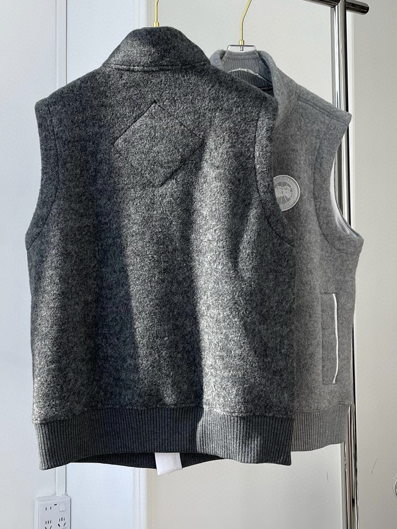 New One-Size-Fits-All Female Suit: Canada Goose Mersey Wool Vest in Dark Ash. - 图片 6