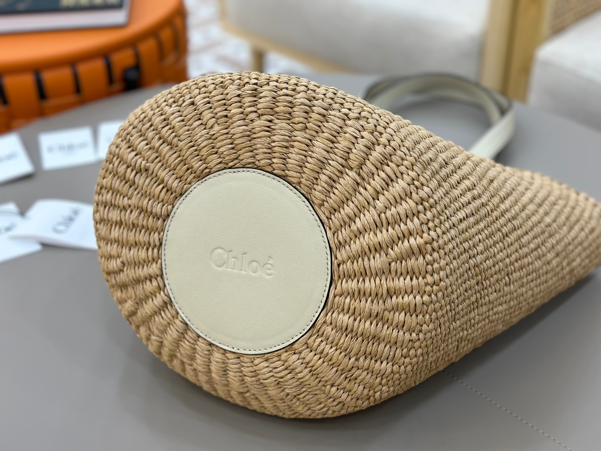 特级版本p820
Chloe S25蔻依家為了美麗春夏而提前部署的Ćhloe草編水桶包来啦！！今年夏日氛围拉满，这些草编包你一定要拥有！初夏的气息越来越浓，出游、野餐的计划是不是都安排了、这个季节当然少不了一只超有氛围感的草编包，轻松搭配你的夏季出游造型！～💗
 商品尺寸由纯手工制作，可能会出现些许误差，实际尺寸请以实物为准
型号：11265
尺寸：袋口46*27底*30高cm 
