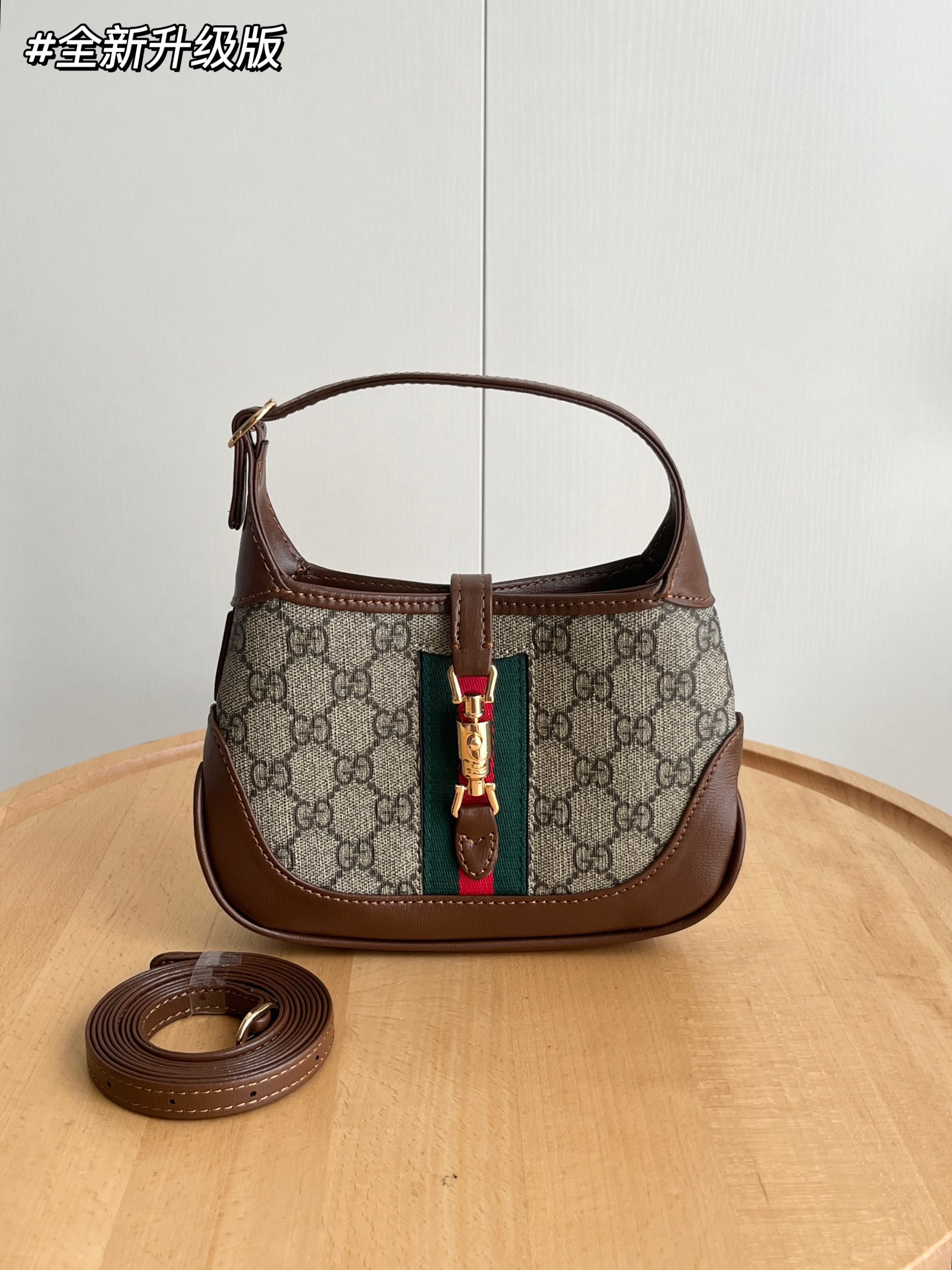 Versión nueva y mejorada de toma real# Número de estilo: 637092 Tamaño mini: 19/13/3 cm Bolsos clásicos de la serie Jac…