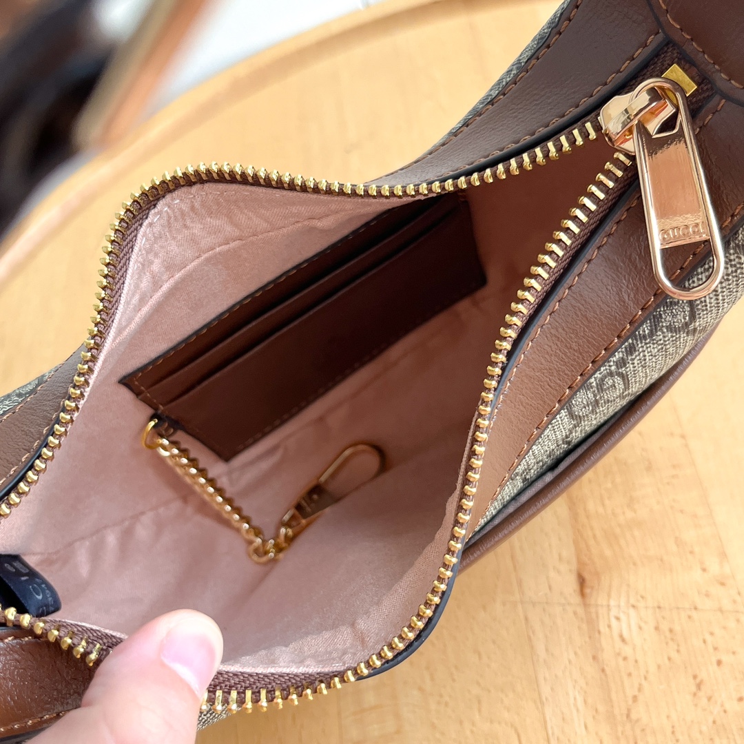 实拍#

款号：
尺寸；22x 12.5x 5cm

GG半月造型迷你手袋，
这款迷你手袋采用新月造型搭