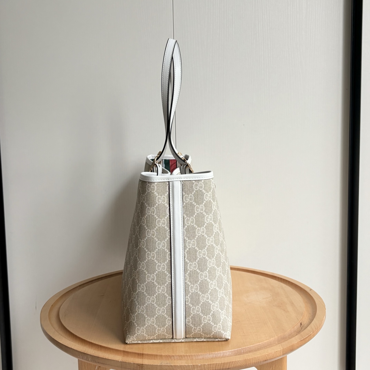 实拍#大号

型号：
尺寸：38x25.5x15cm

这款购物袋GG图案和条纹织带这两种品牌颇有辨识性