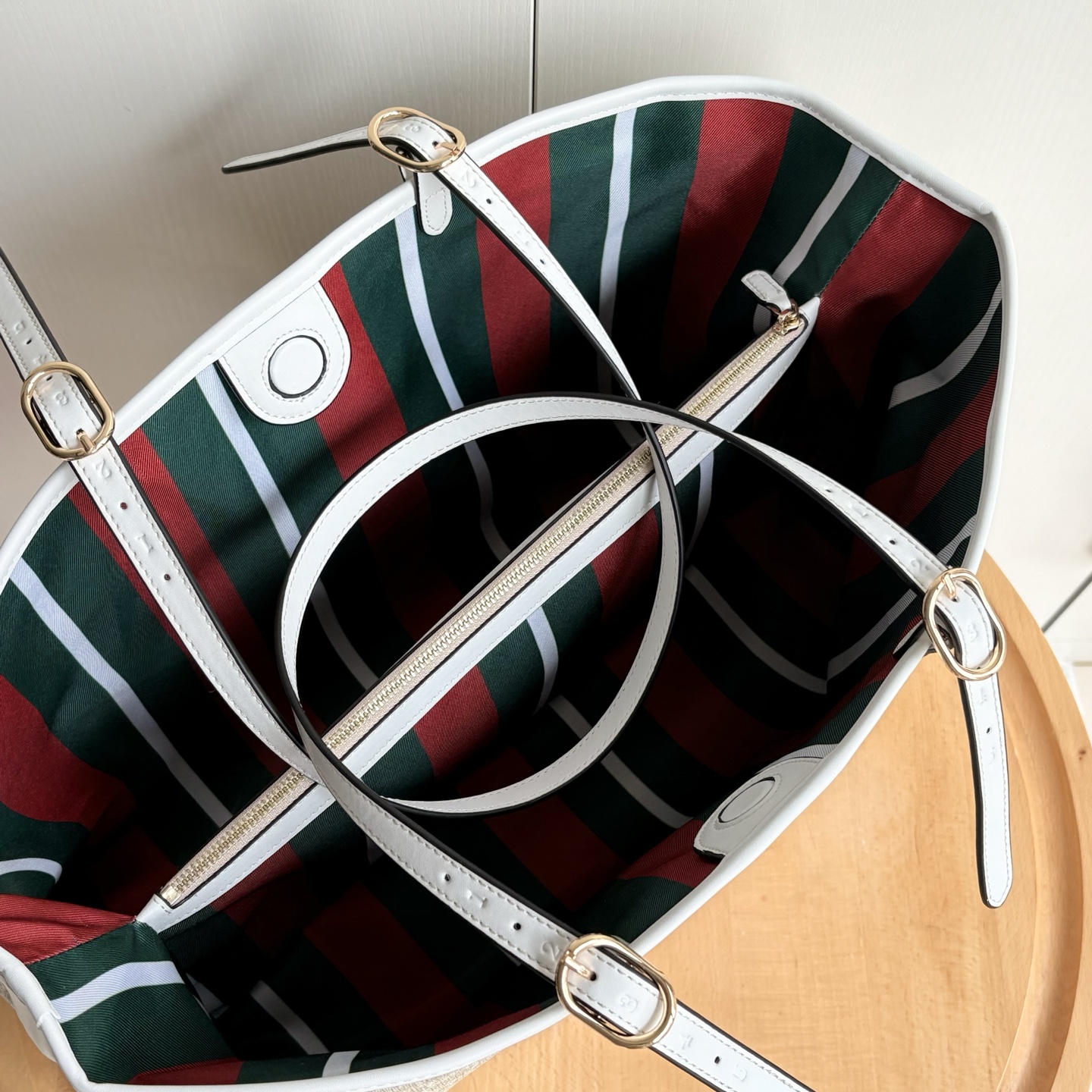 实拍#大号

型号：
尺寸：38x25.5x15cm

这款购物袋GG图案和条纹织带这两种品牌颇有辨识性