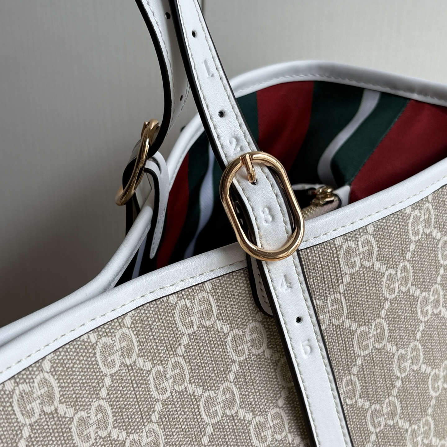 实拍#大号

型号：
尺寸：38x25.5x15cm

这款购物袋GG图案和条纹织带这两种品牌颇有辨识性