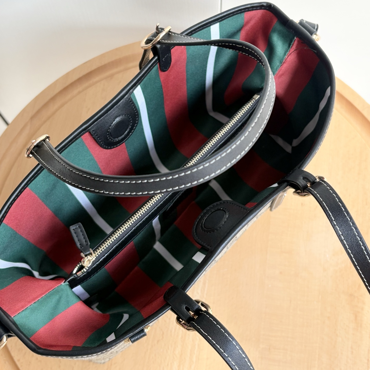 实拍#

型号：
尺寸：31x18.5x11.5cm

这款购物袋GG图案和条纹织带这两种品牌颇有辨识性