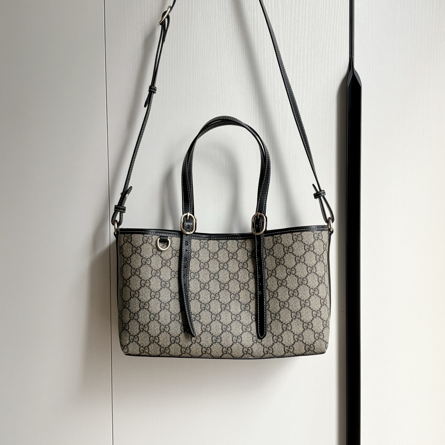 实拍#

型号：
尺寸：31x18.5x11.5cm

这款购物袋GG图案和条纹织带这两种品牌颇有辨识性