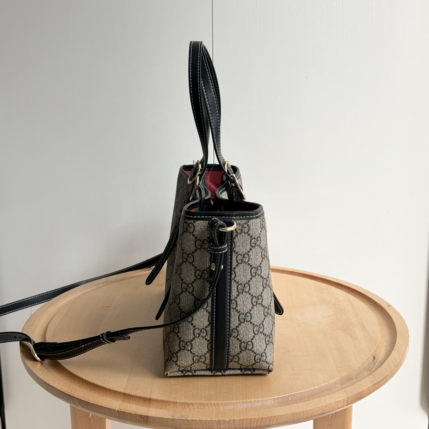 实拍#

型号：
尺寸：31x18.5x11.5cm

这款购物袋GG图案和条纹织带这两种品牌颇有辨识性