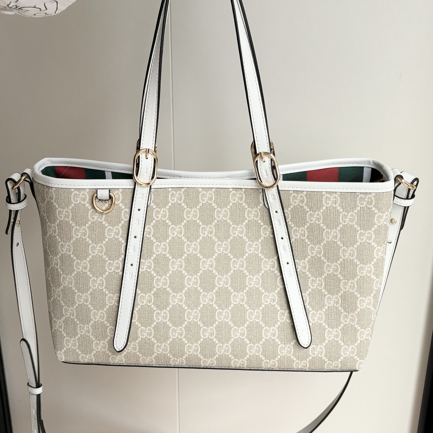 实拍#

型号：
尺寸：31x18.5x11.5cm

这款购物袋GG图案和条纹织带这两种品牌颇有辨识性