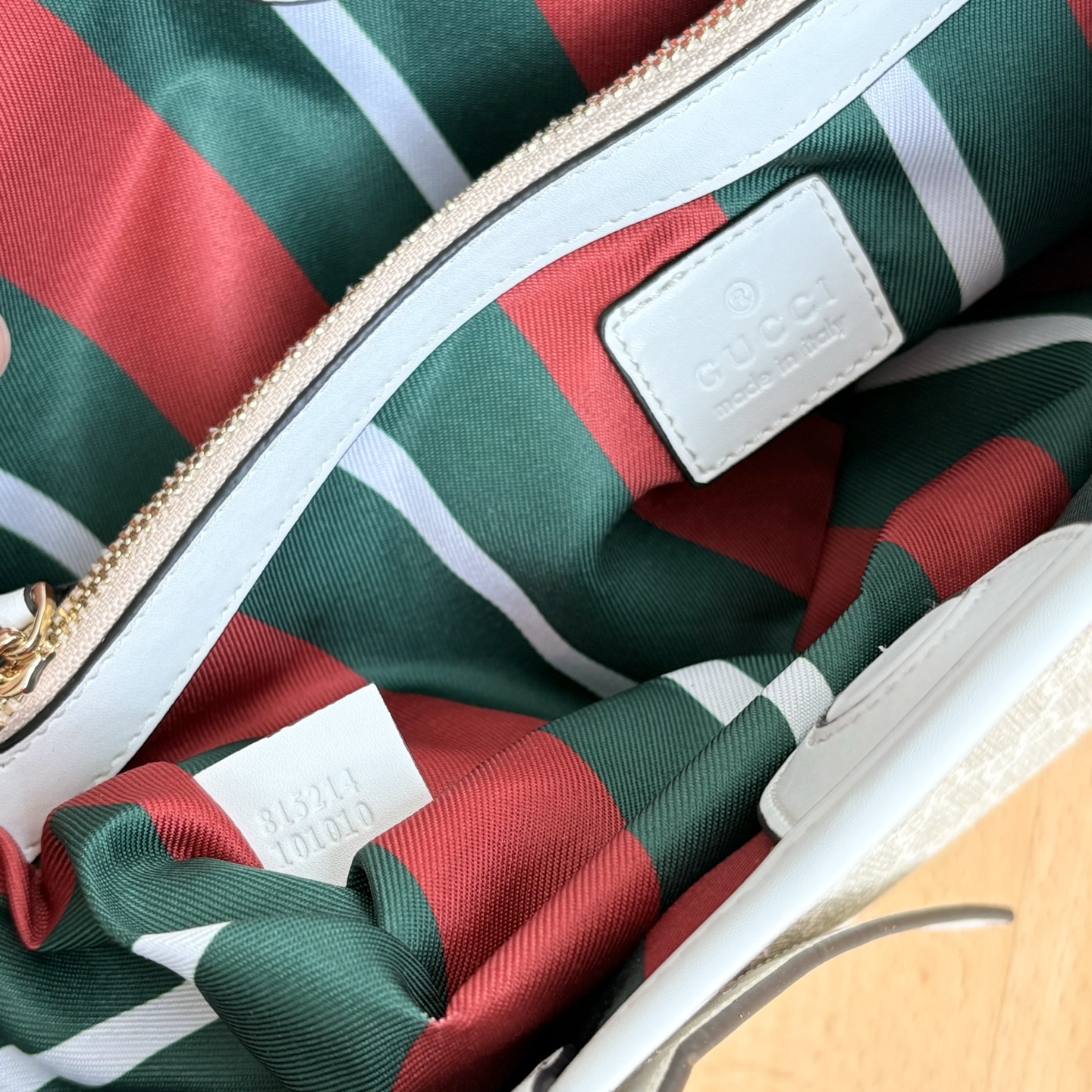 实拍#

型号：
尺寸：31x18.5x11.5cm

这款购物袋GG图案和条纹织带这两种品牌颇有辨识性