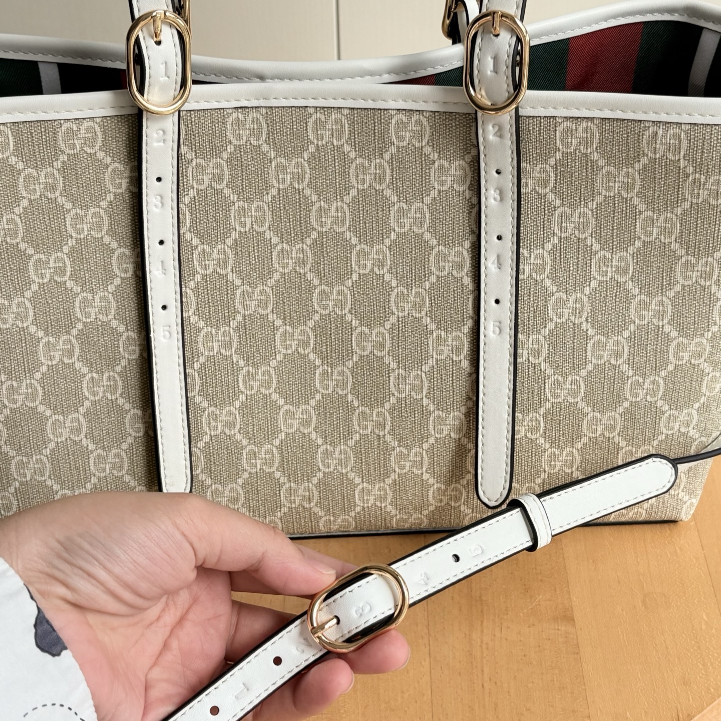 实拍#

型号：
尺寸：31x18.5x11.5cm

这款购物袋GG图案和条纹织带这两种品牌颇有辨识性