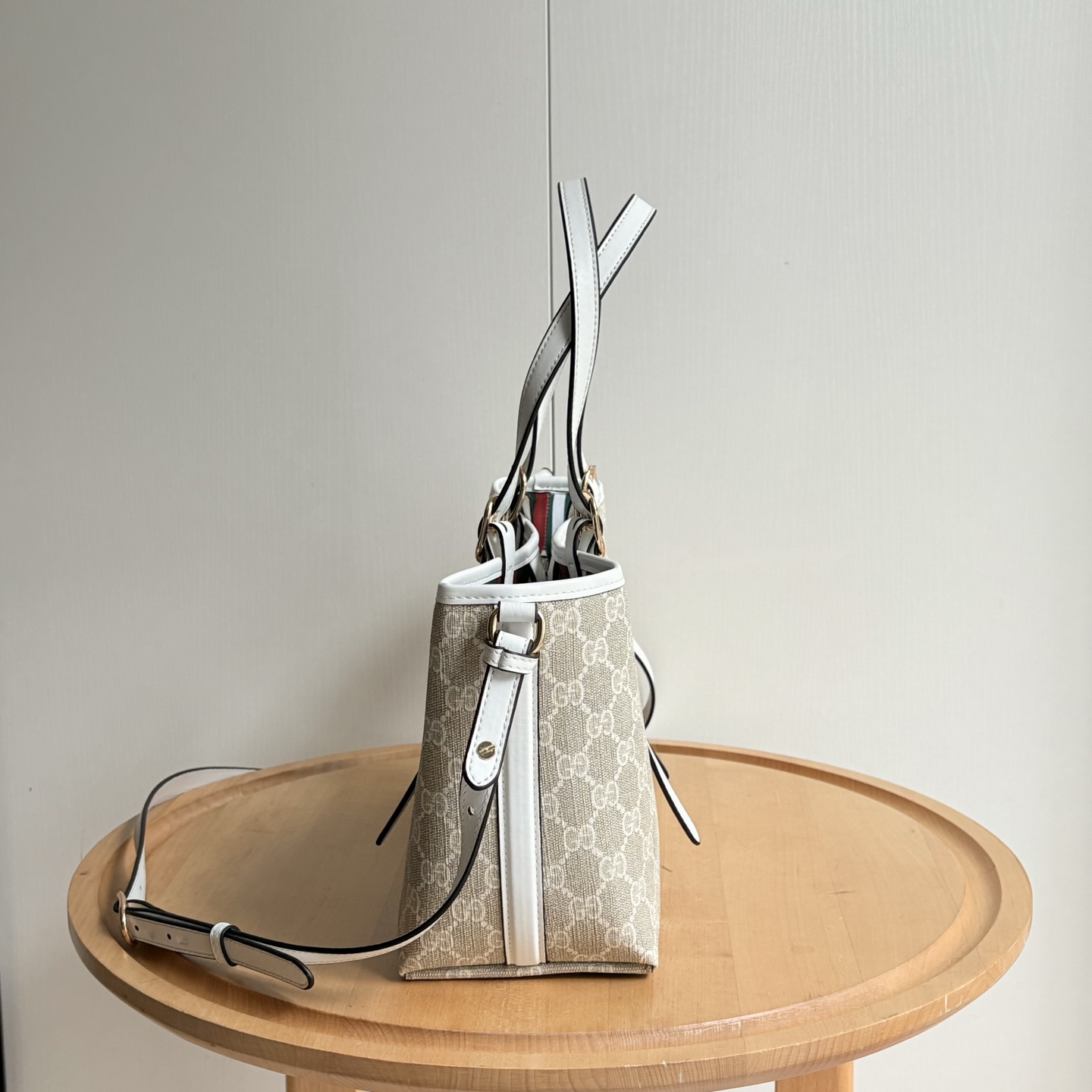 实拍#

型号：
尺寸：31x18.5x11.5cm

这款购物袋GG图案和条纹织带这两种品牌颇有辨识性